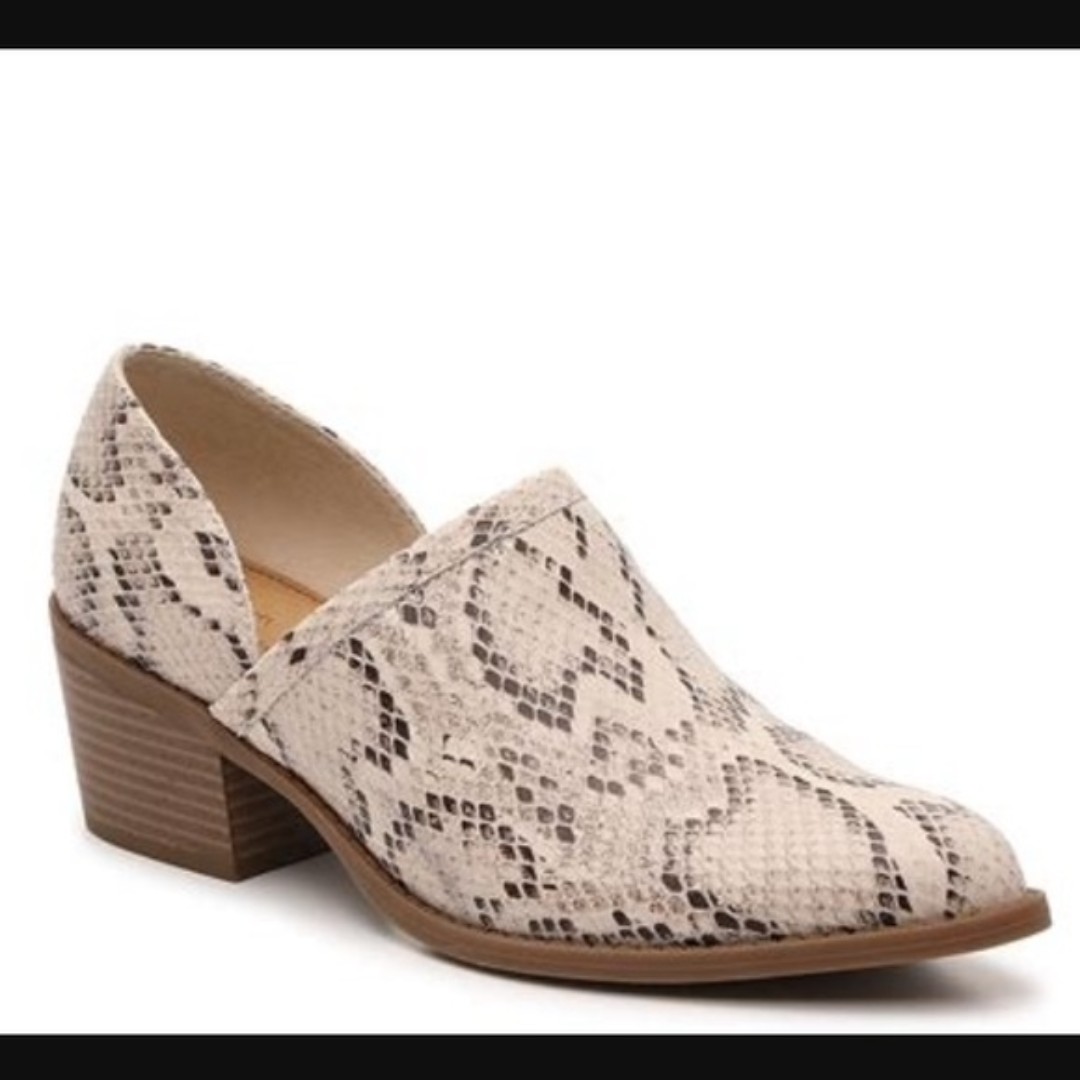 Crown Vintage Pale Textured Snakeskin Print Ankle Bootie (9.5)