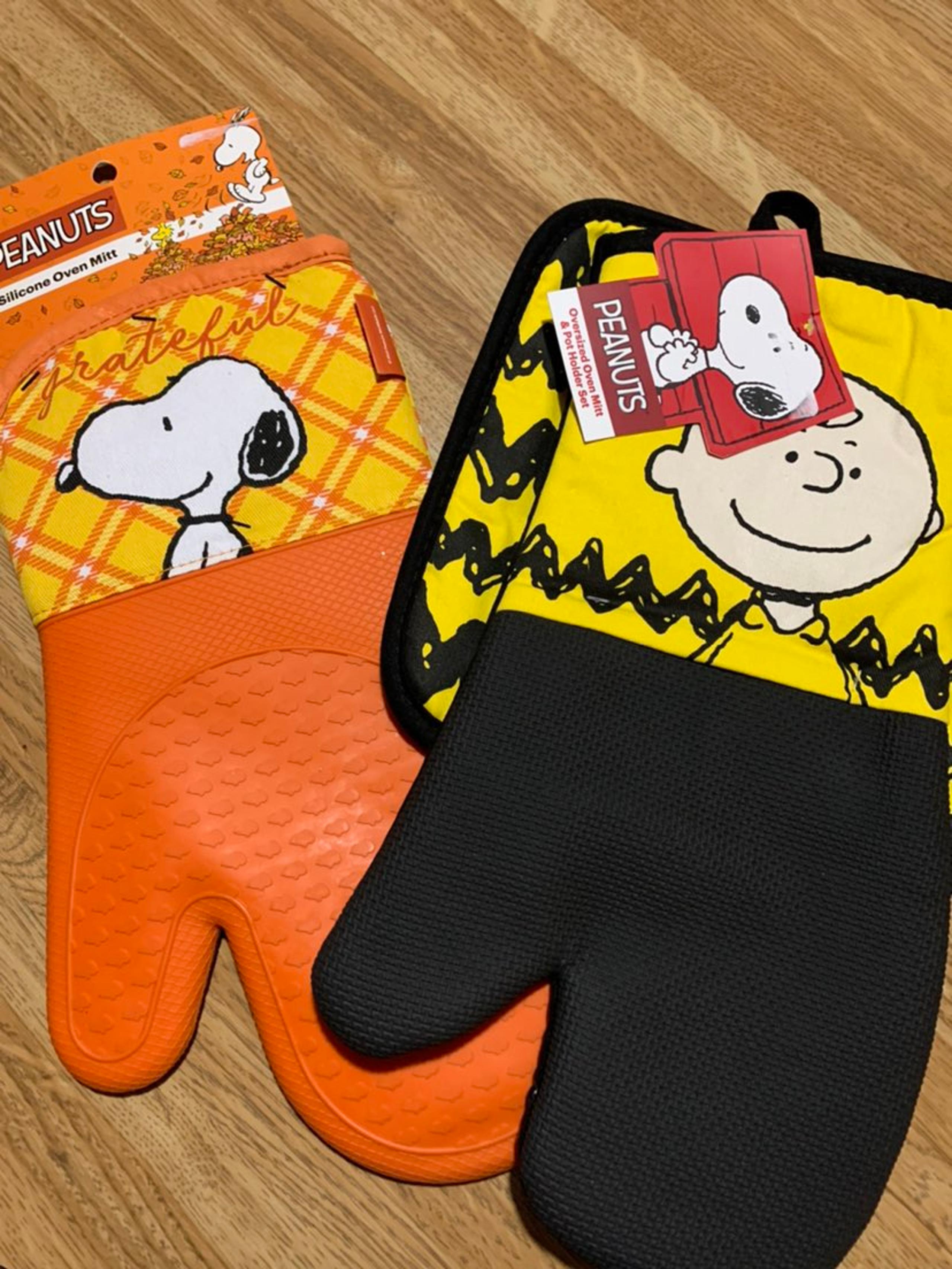 Peanuts oven mitts and potholder