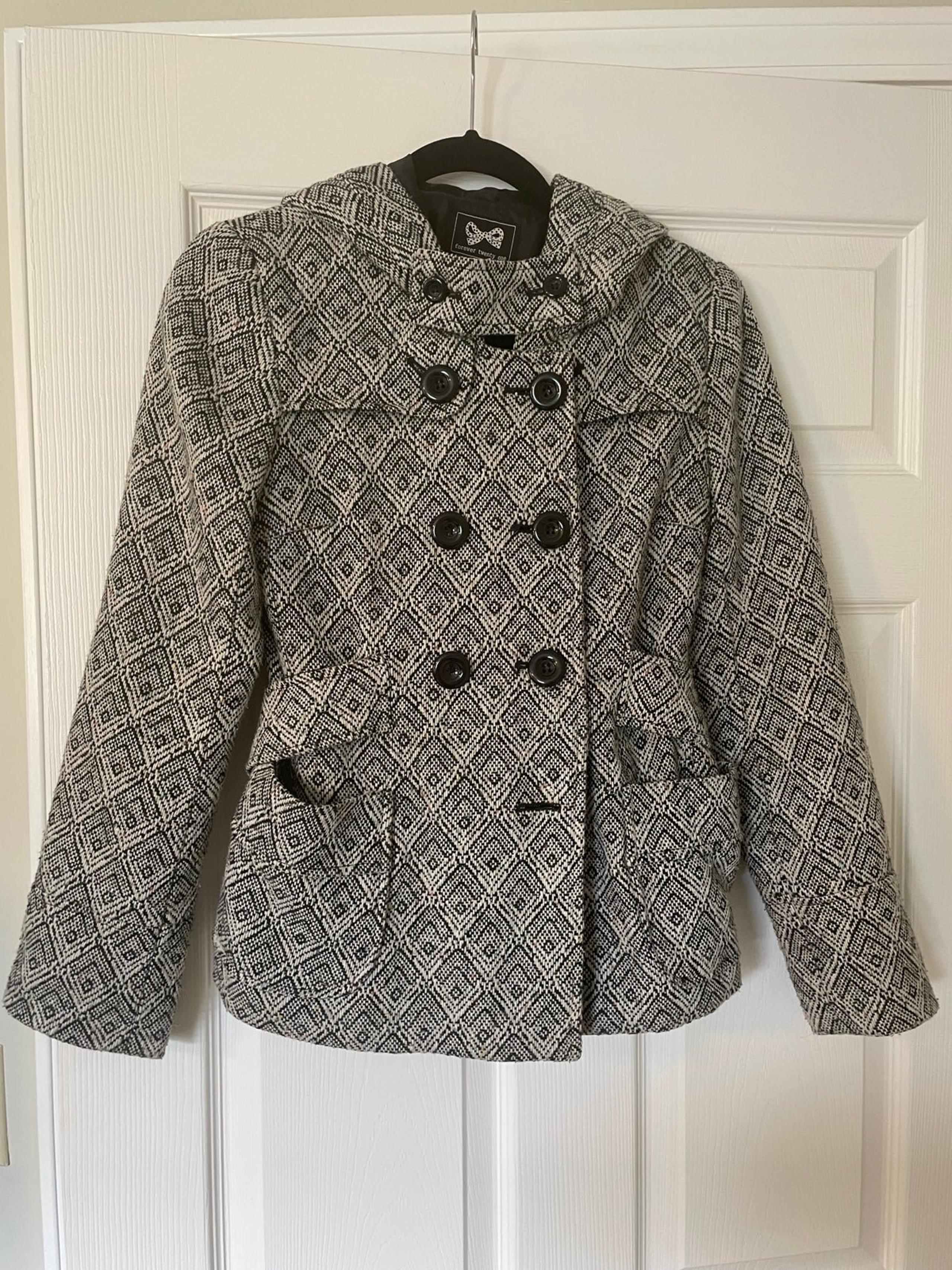 Women’s super cute pea coat from Forever 21. Small
