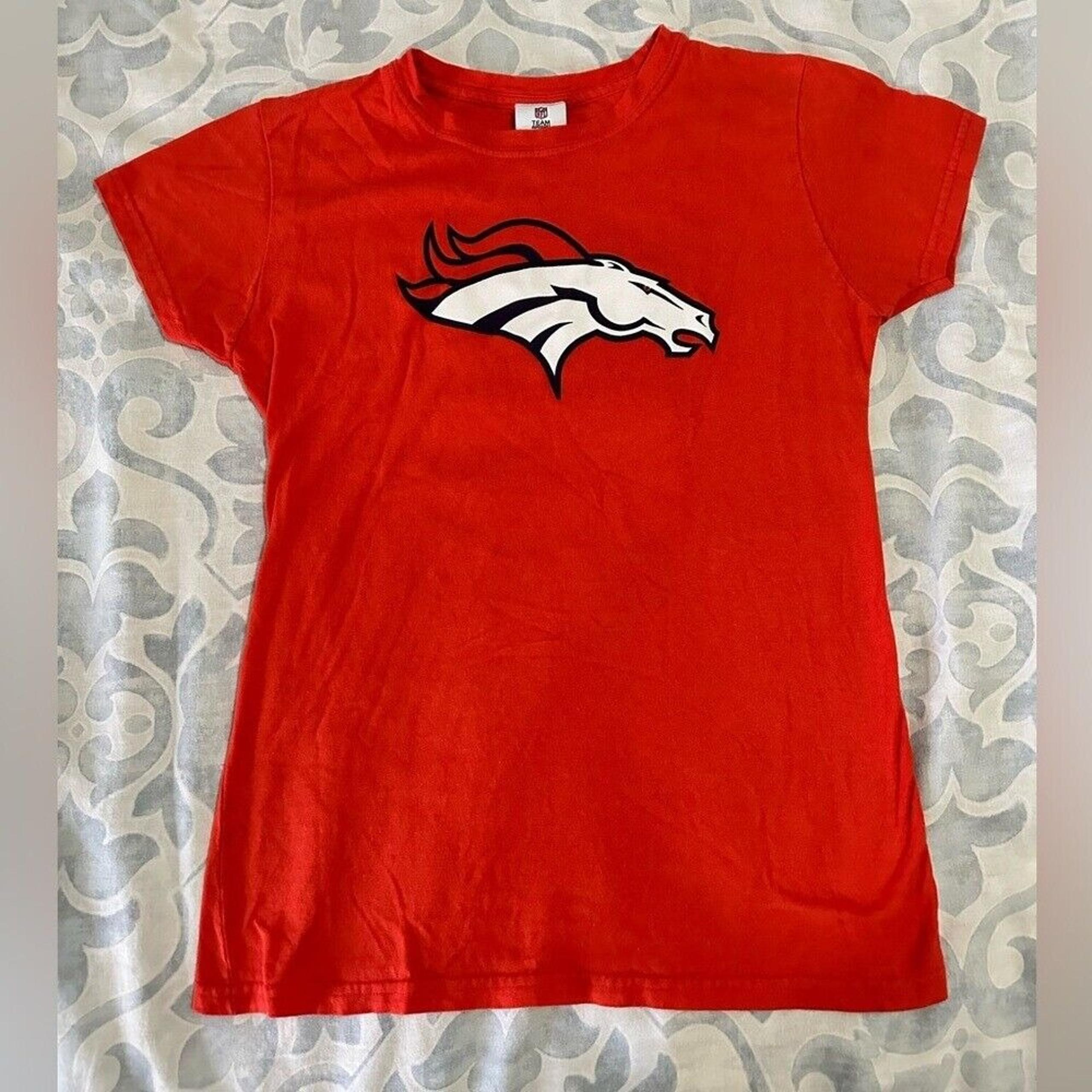 Women's Denver Broncos Peyton Manning TShirt size XL fits more like a Medium!!