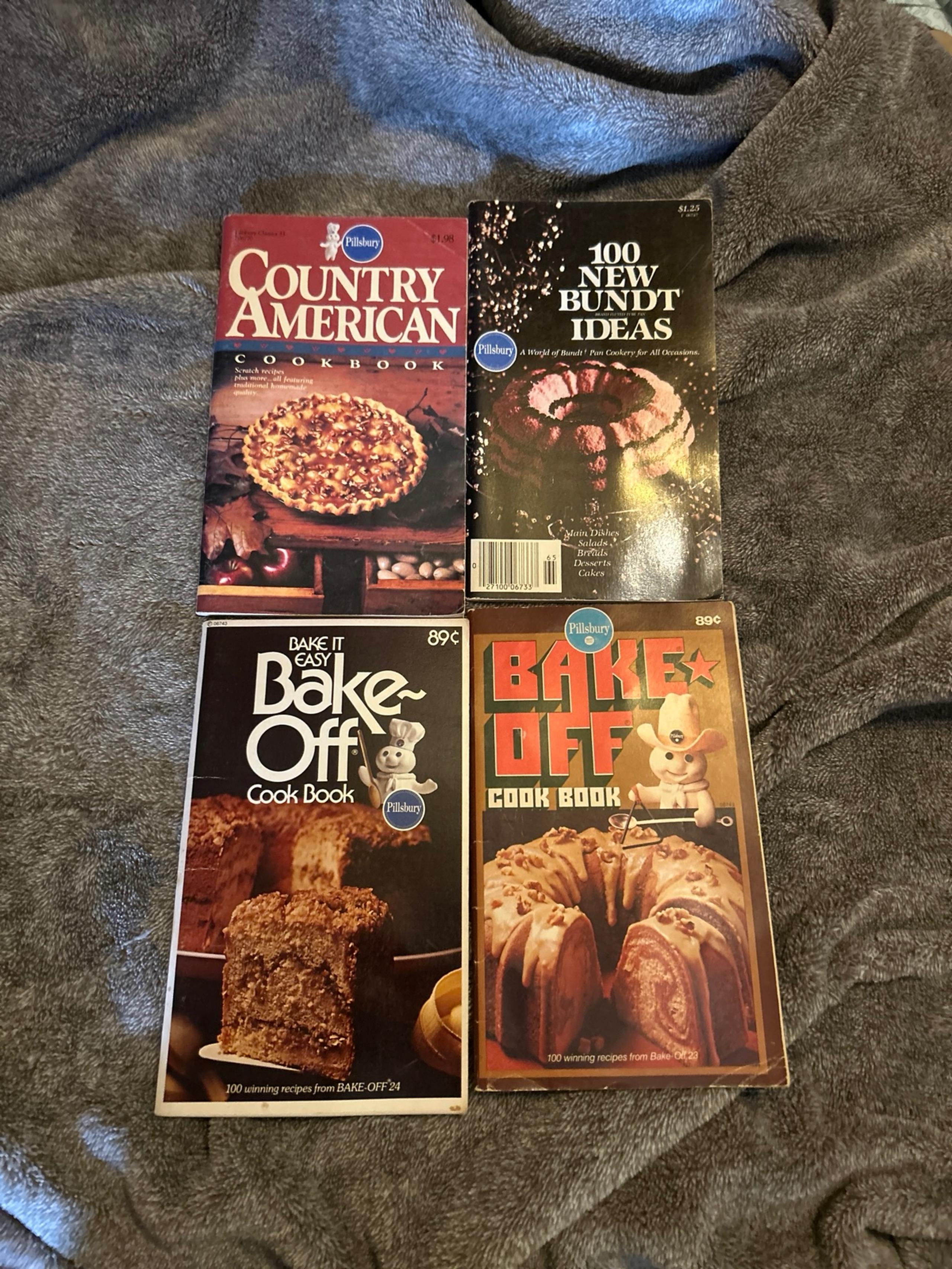 Lot bundle of 4 Vintage cookbooks pillsbury paperback colored photos