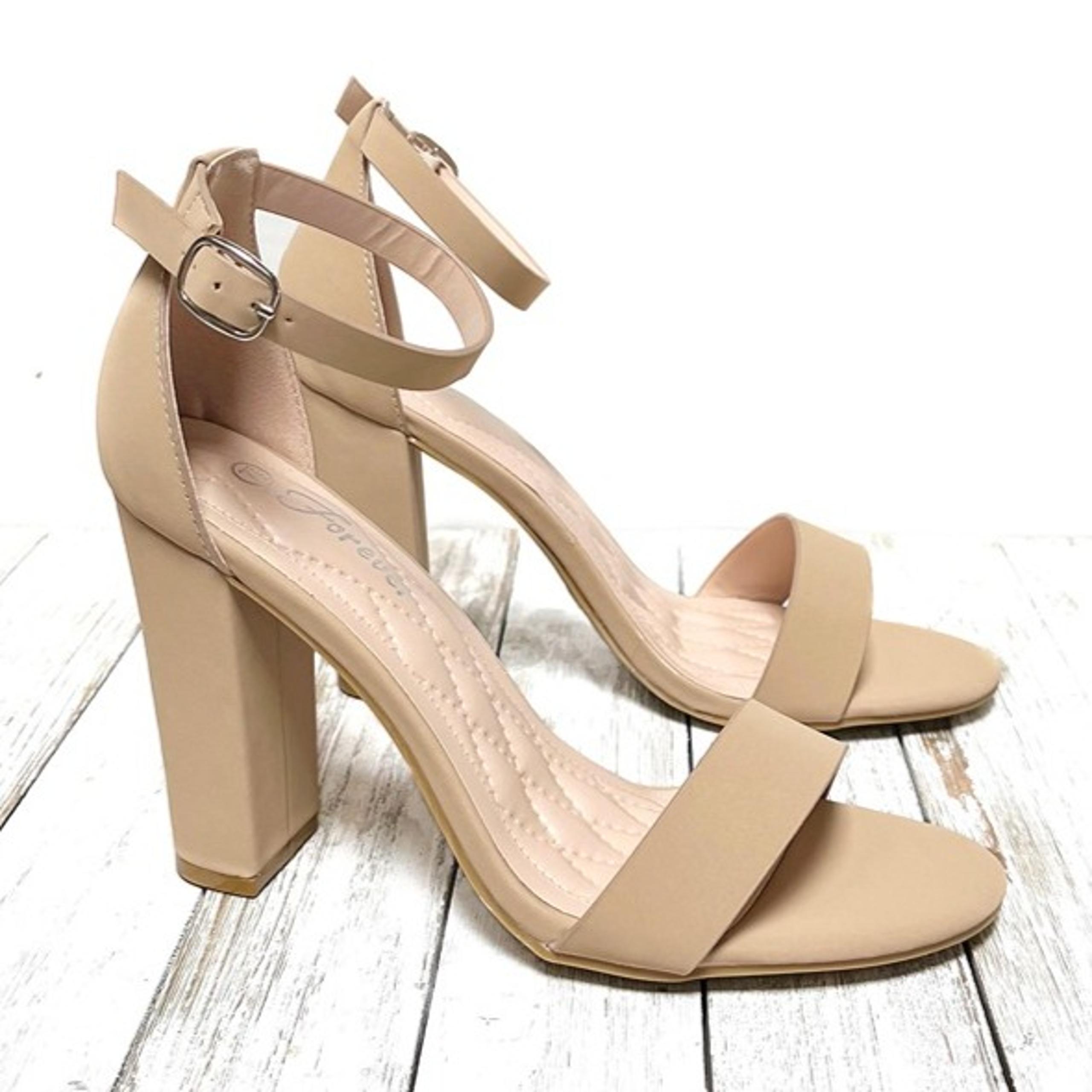 New Women Nude Beige Single Band Chunky Heel Dress Sandals Size 7.5 - Forever New