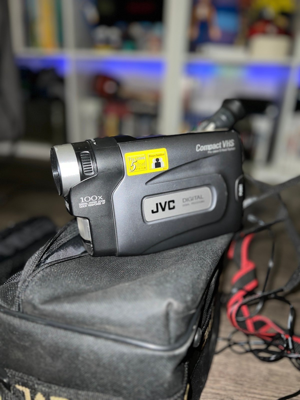 JVC Compact VHS camcorder, GR-AX940 w/ Bag & Charger NEEDS battery