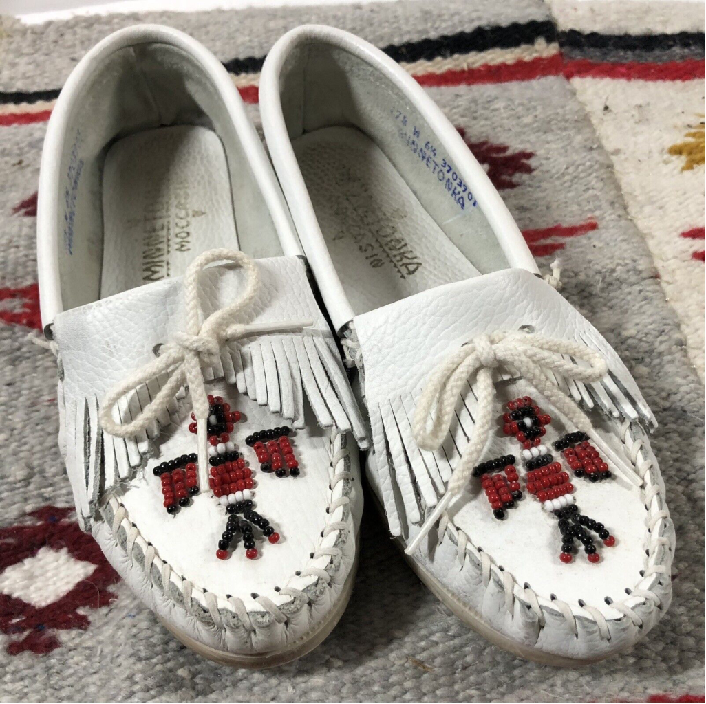 MINNETONKA White Leather Rubber Sole Moccasins Beaded Thunderbird Women’s 6.5