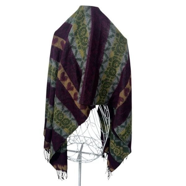 Beautiful women Xlarge Bloomingdale’s Scarf Frayed Colorful Retro Preppy Winter