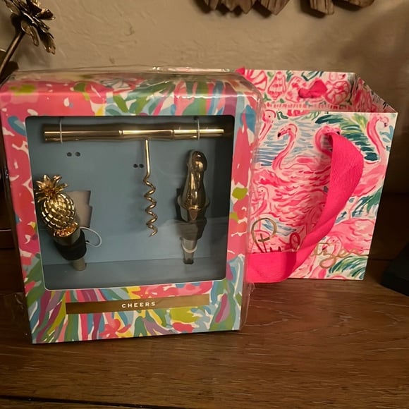 NEW Lilly Pulitzer Cheers 3 PC WINE BOTTLE SET 2 STOPPERS OPENER Gold Pineapple
