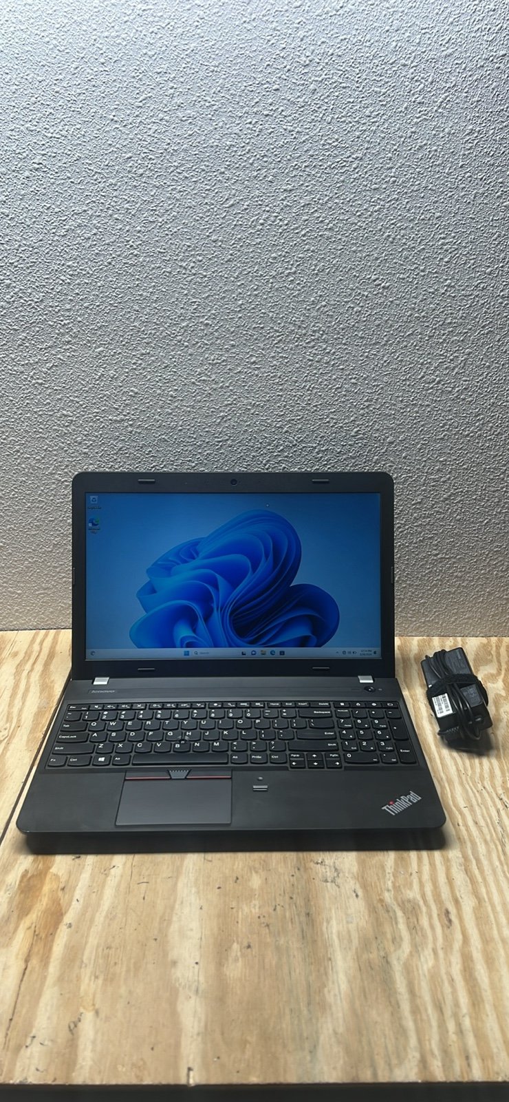 LENOVO THINKPAD E560 15.6" INTEL i5-6200U 2.3GHZ 8GB RAM 1TB WIN 11 PRO