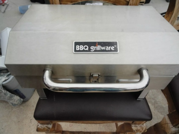 MINI BARBEQUE BBQ GRILL GREAT FOR A QUICK MEAL HOOKS RIGHT TO PROPANE LD 3860