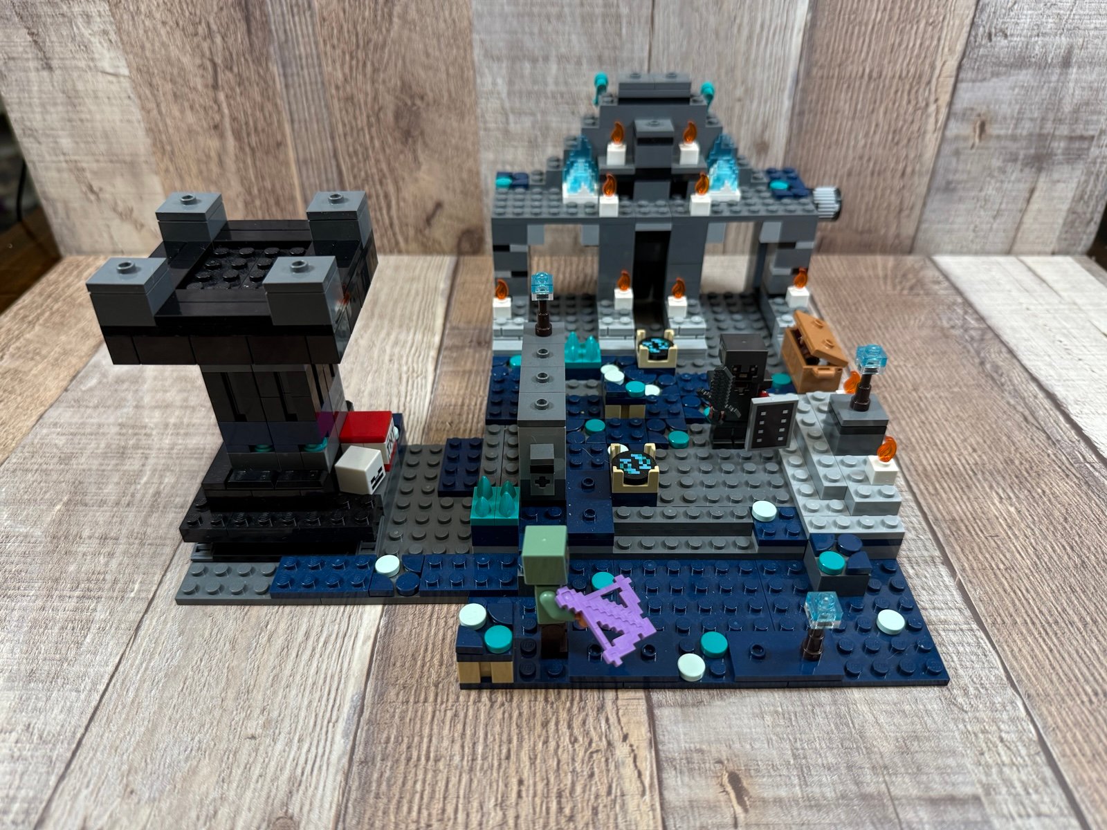 LEGO 21246 The Deep Dark Battle