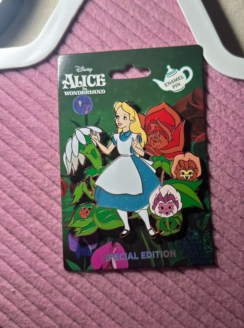 Disney LE300 Alice in Wonderland Roses are Red 3 in pin- RETIRED ‼️SOLD OUT