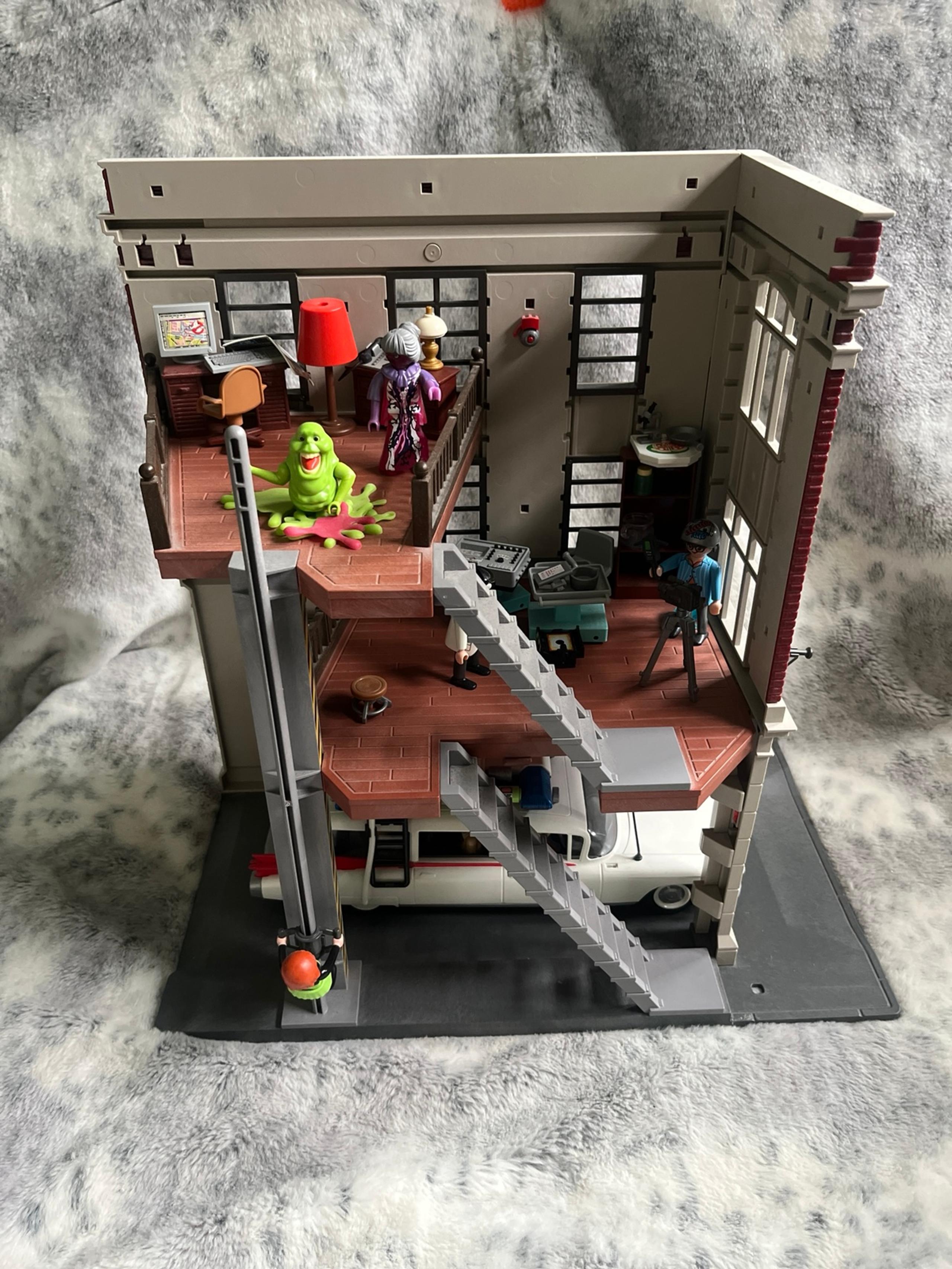 Ghost busters firehouse with car and accessories