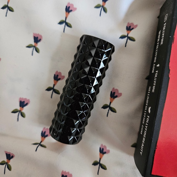 KVD Beauty - Kat von D Studded Kiss Lipstick Muneca Muñeca Nude
