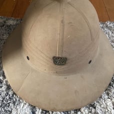Ww1 helmet and pin