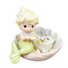 Adorable Precious moments Mermaid Figurine in Shell treasure chest