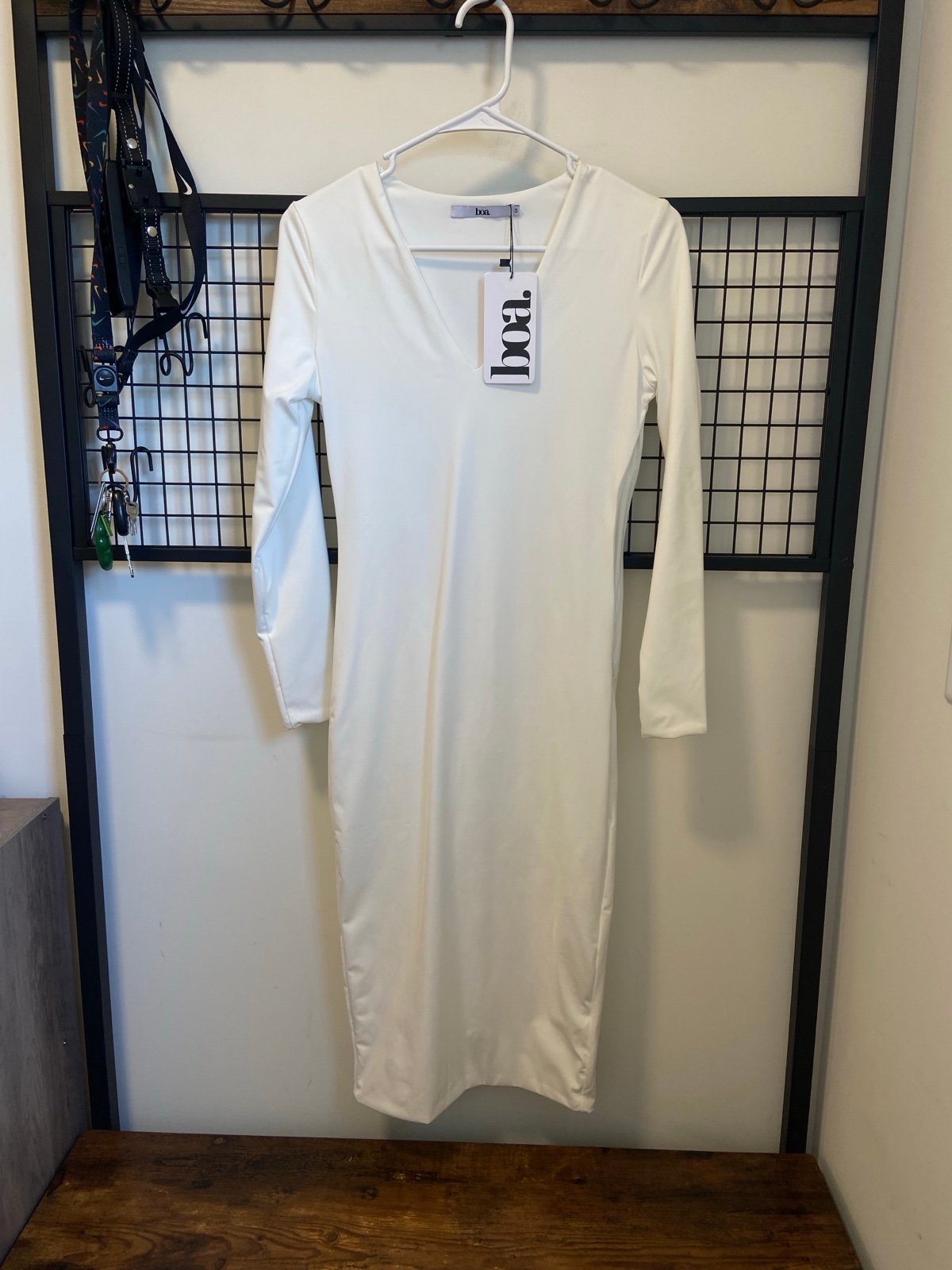 NWT | BOA women’s long sleeve v-neck midi dress — small