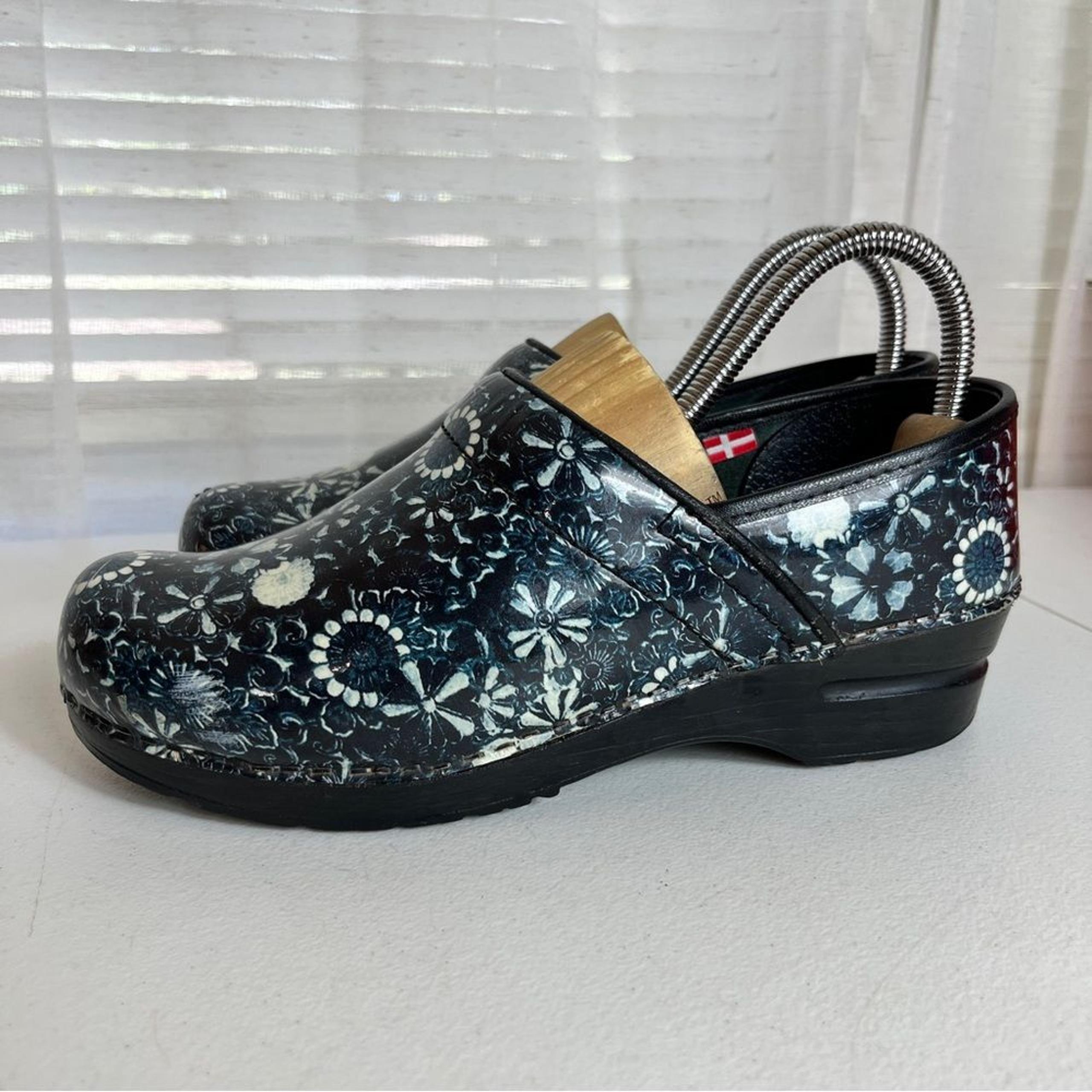 Sanita Floral Patened Leather Clogs Professional  Comfort Shoes Women's Size 39