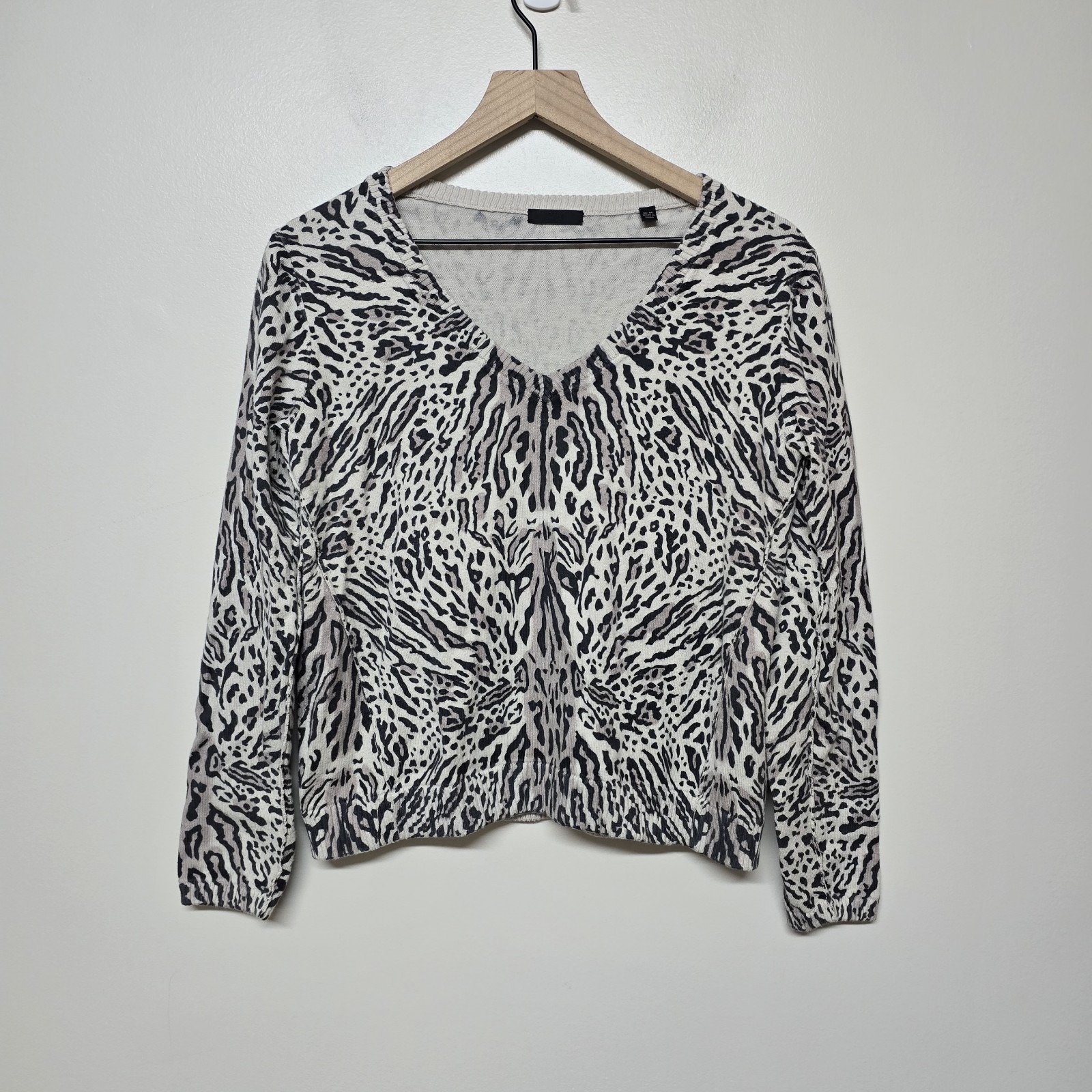 295 ATM Anthony Thomas Melillo Women's M Gray Leopard Print V-Neck Sweater