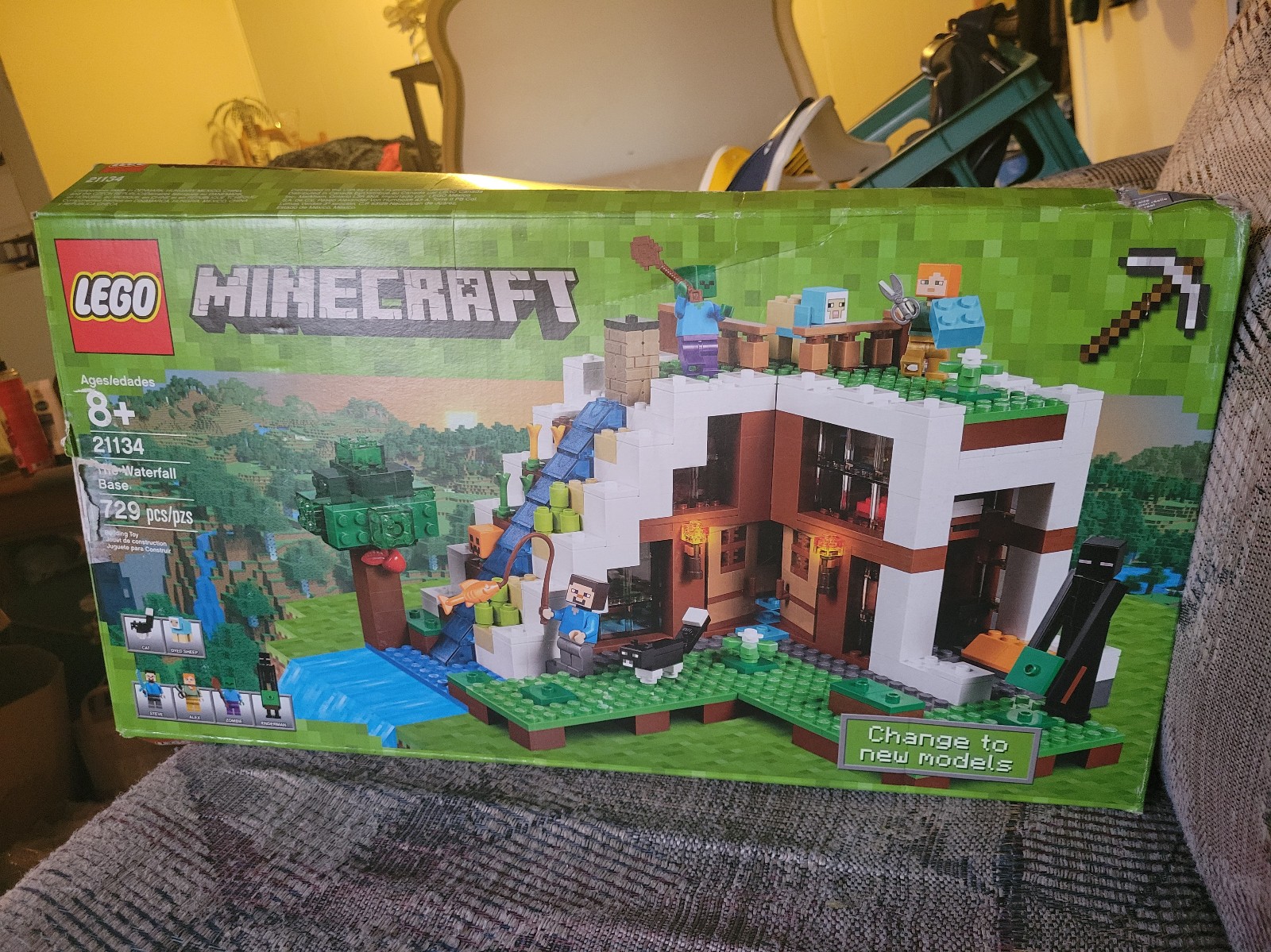 complete LEGO minecraft: The Waterfall Base (21134) DAMAGED BOX BUT SET COMPLETE