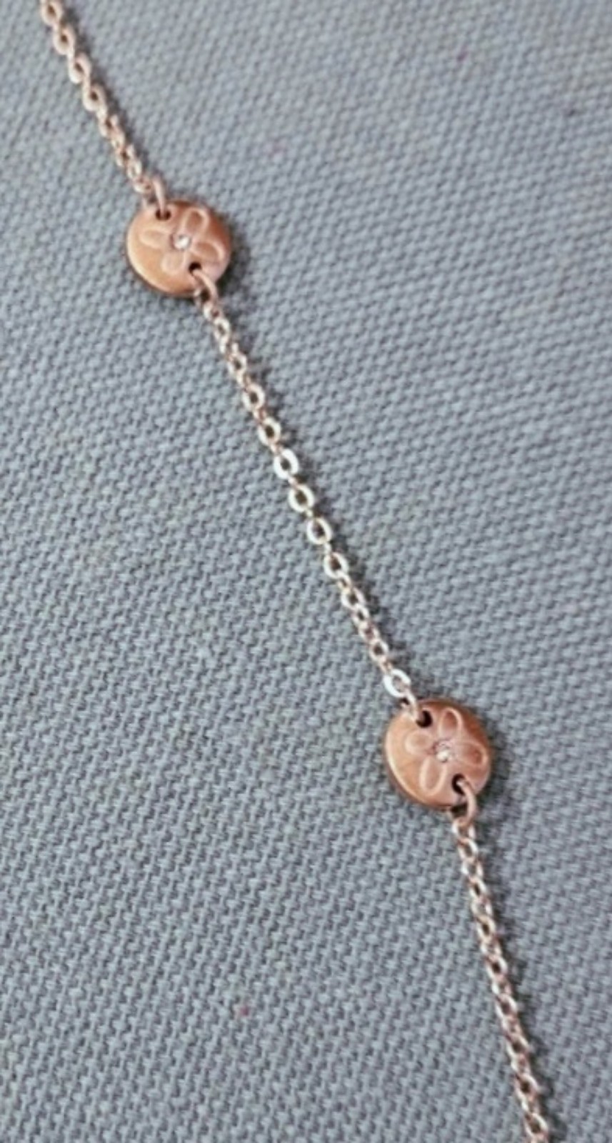 BRIGHTON 2 TONE GRADUATED SMALL FLORAL DISCS W/TINY CRYSTAL CHIPS NECKLACE