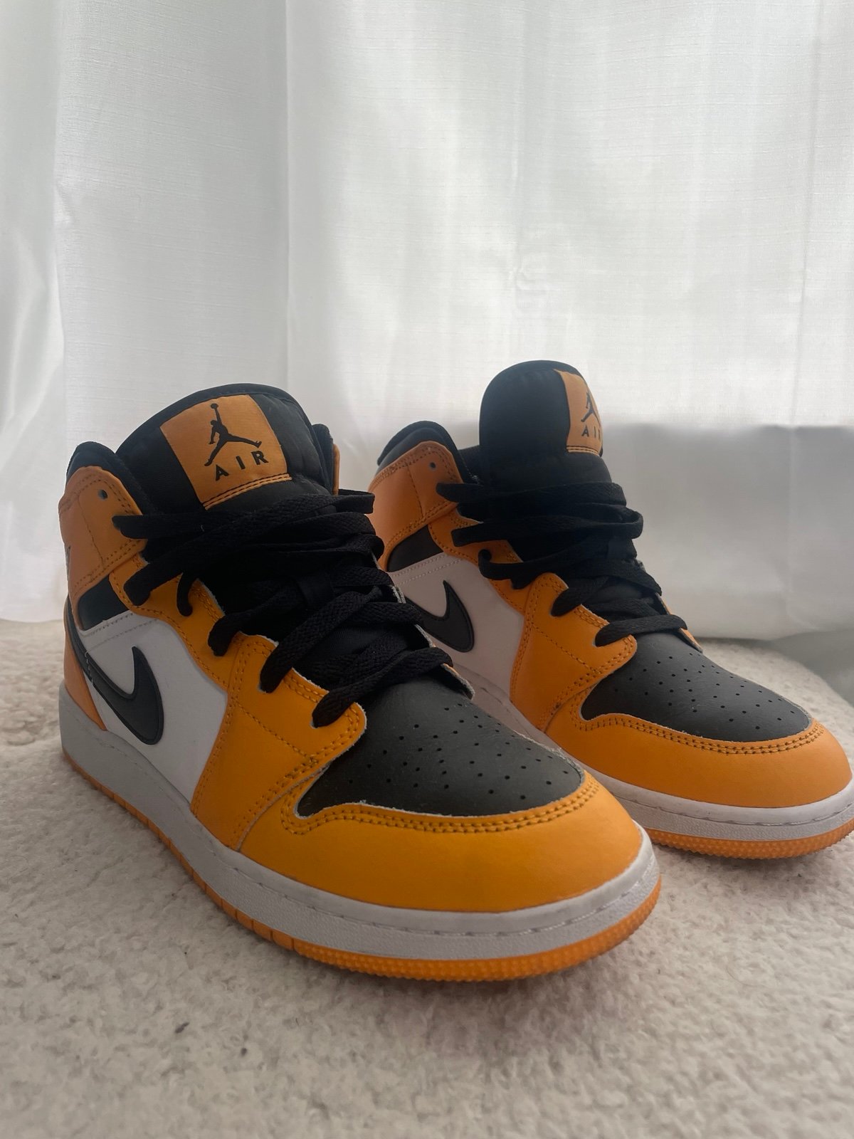 Air Jordan 1 Mids