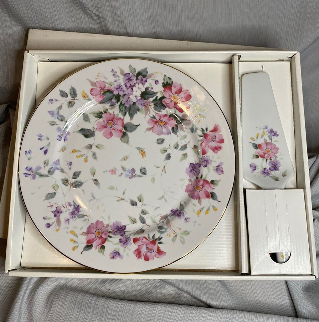 Andrea by Sadek flower cake plate server