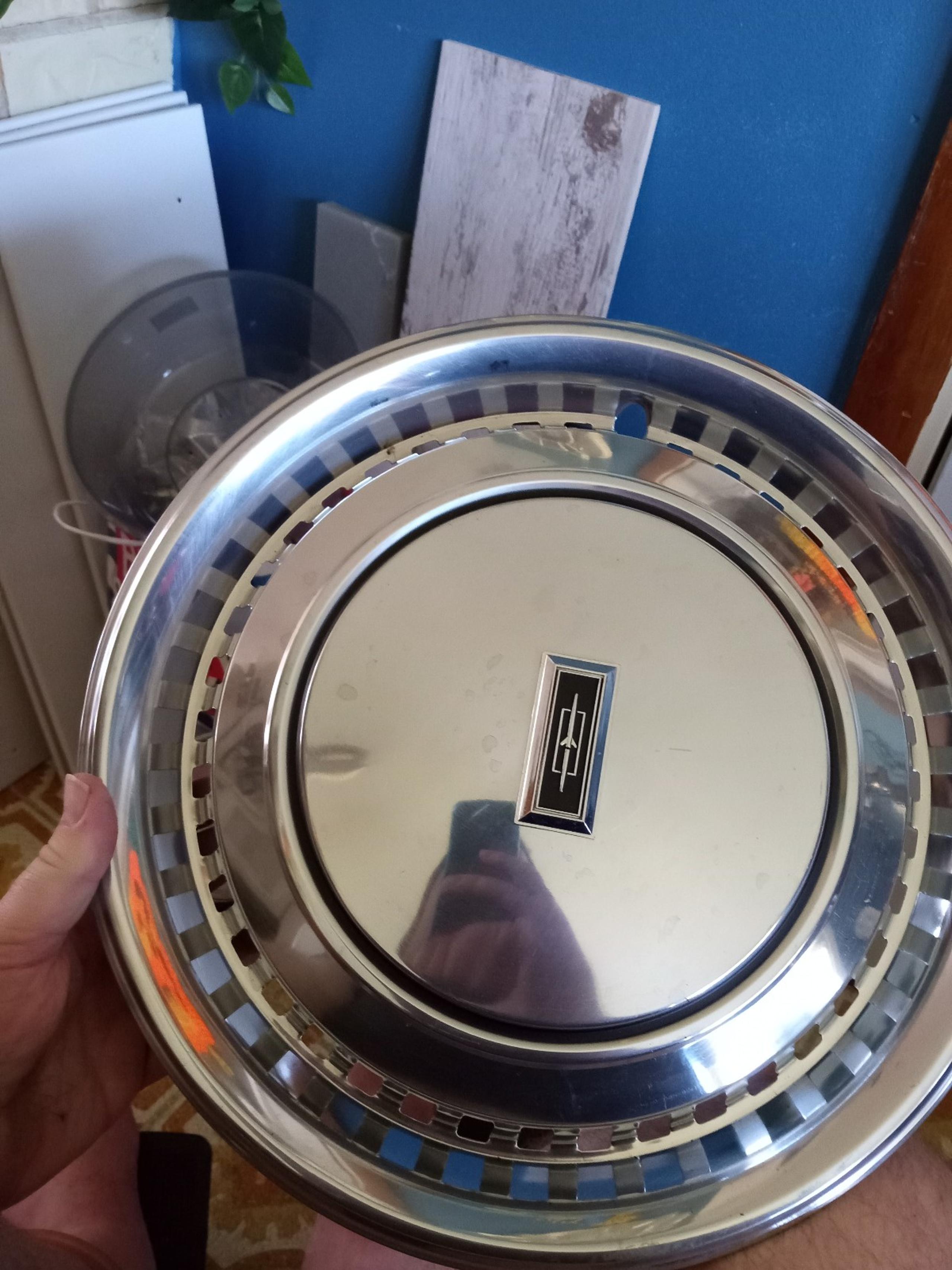 13" Oldsmobile nos omega hubcap