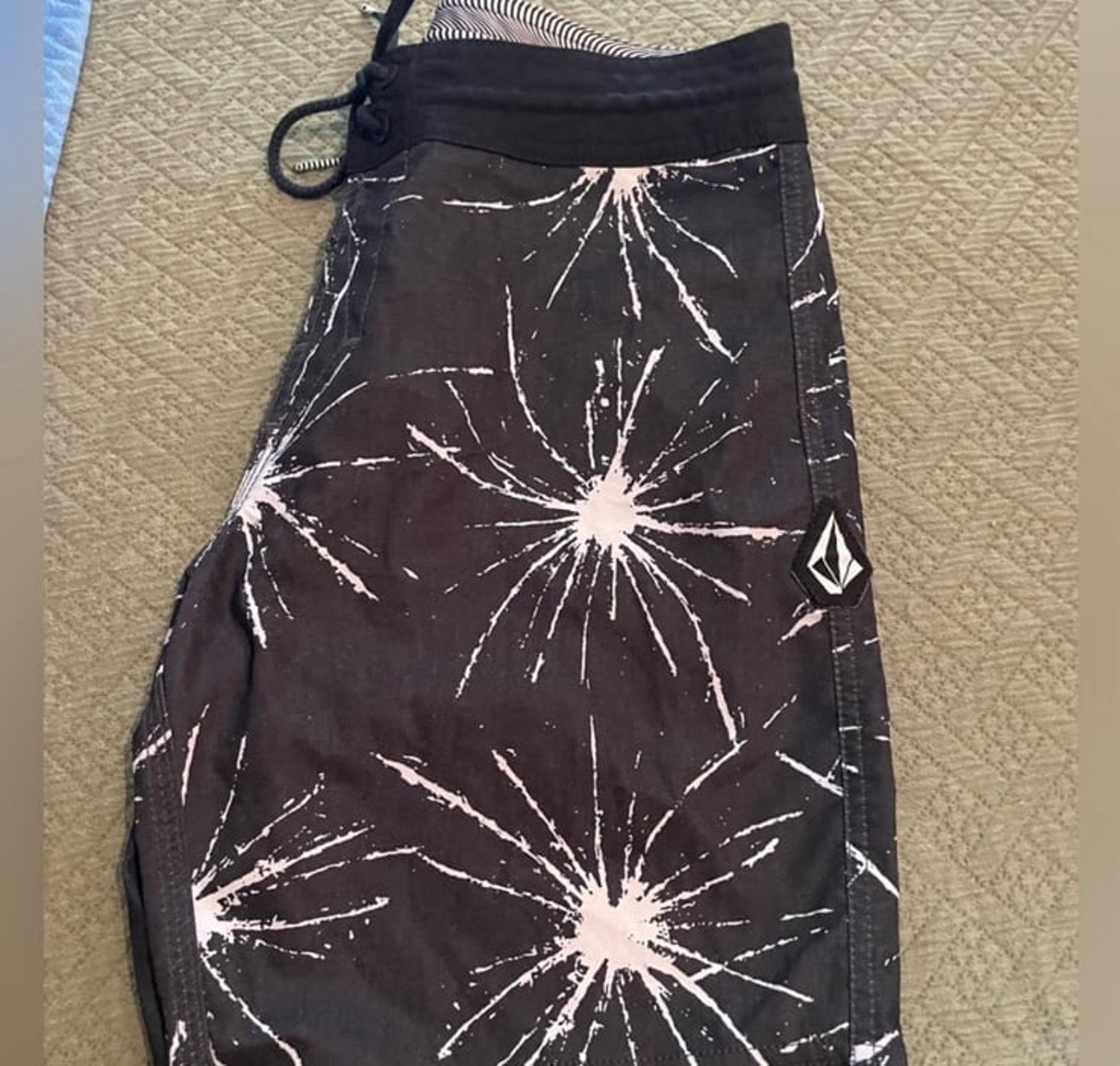 Mens Volcom Size 28/Small NWOT REBOUND STONEYS SWIM TRUNKS - BLACK