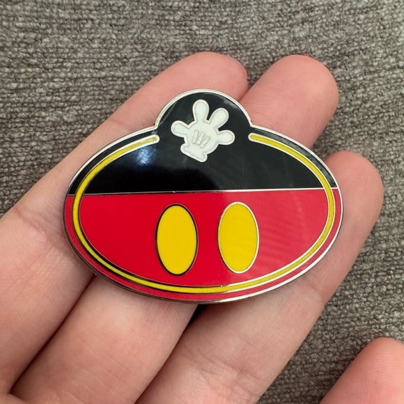 Cast Exclusive - Mickey Mouse - What's My Name? Badge - Mystery Disney Pin