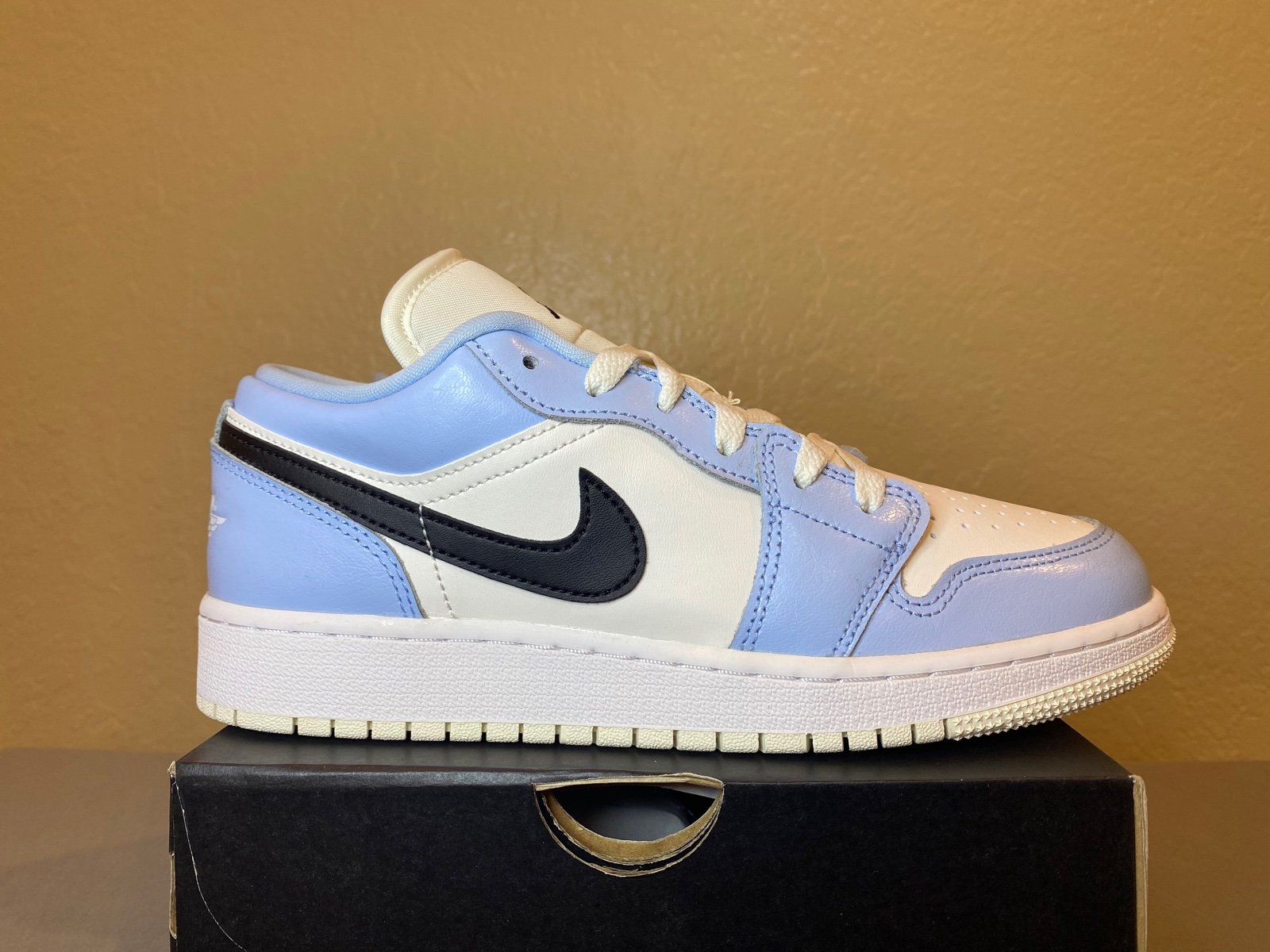Air Jordan 1 Low GS size 6Y / 7.5 for Women