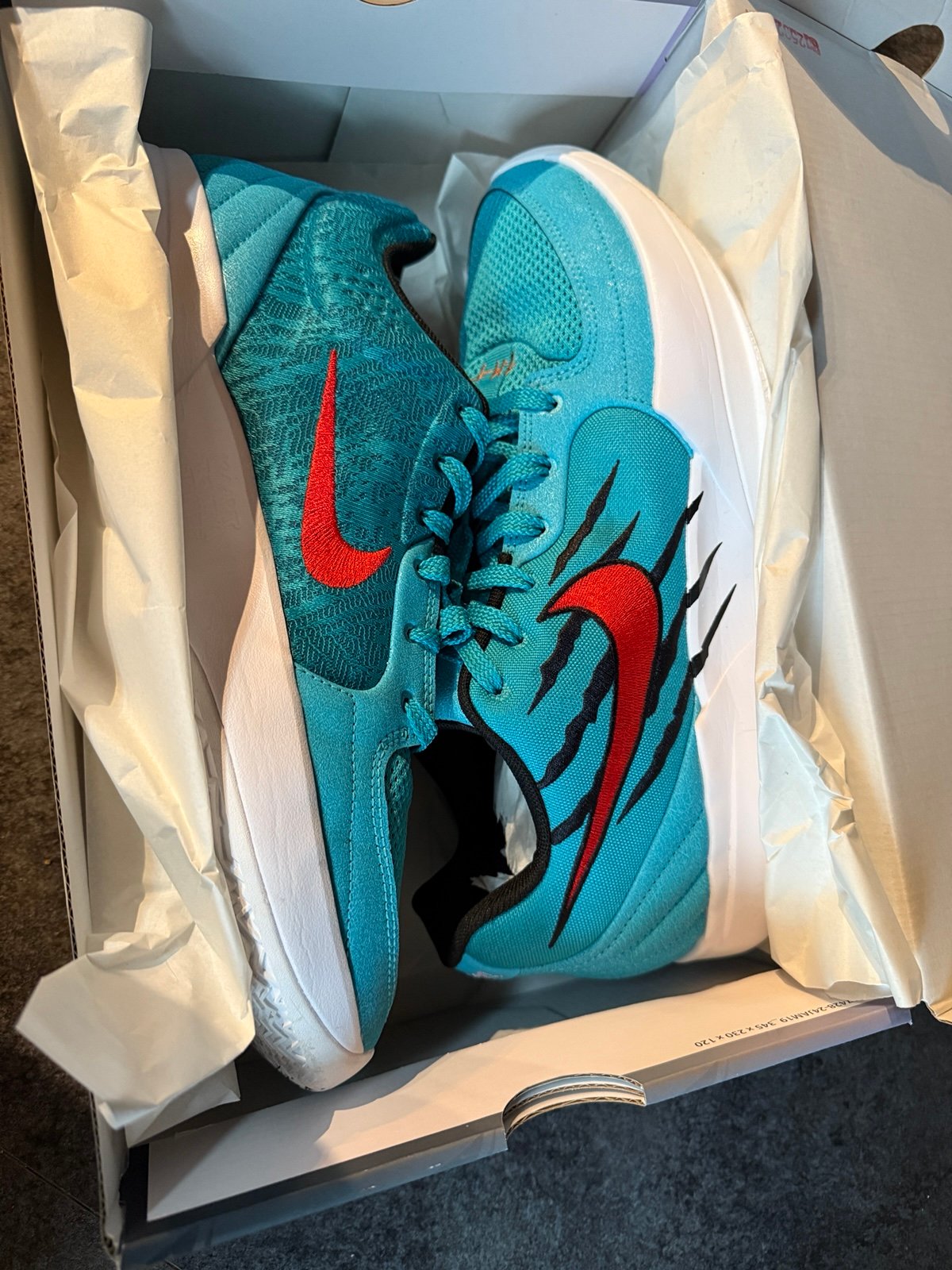 NIKE JA 2 SCRATCH - SIZE 11 LIKE NEW ORIGINAL BOX