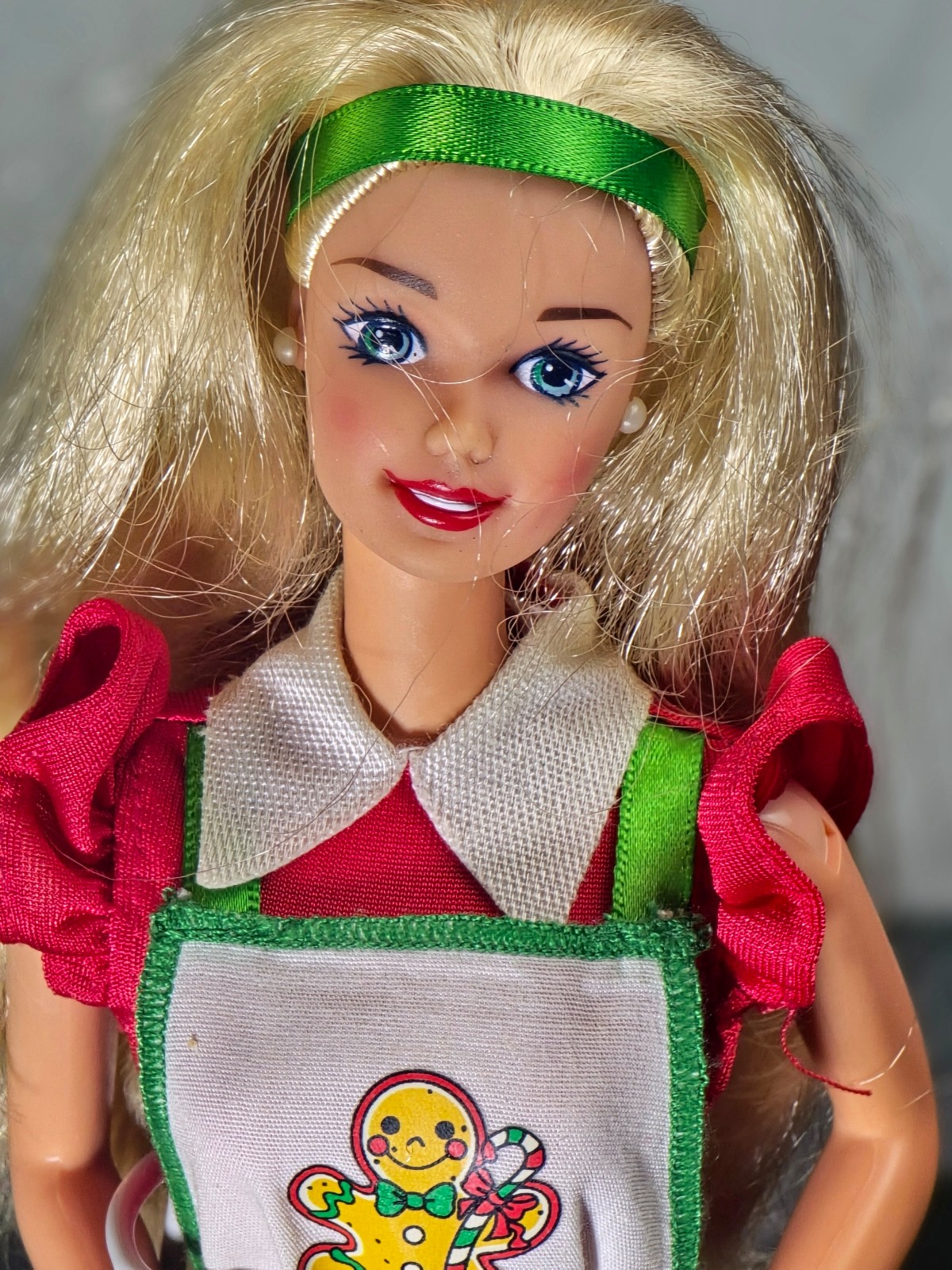 Holiday Treats Barbie Doll Vintage 90's Mattel Winter Christmas Fashion 1997