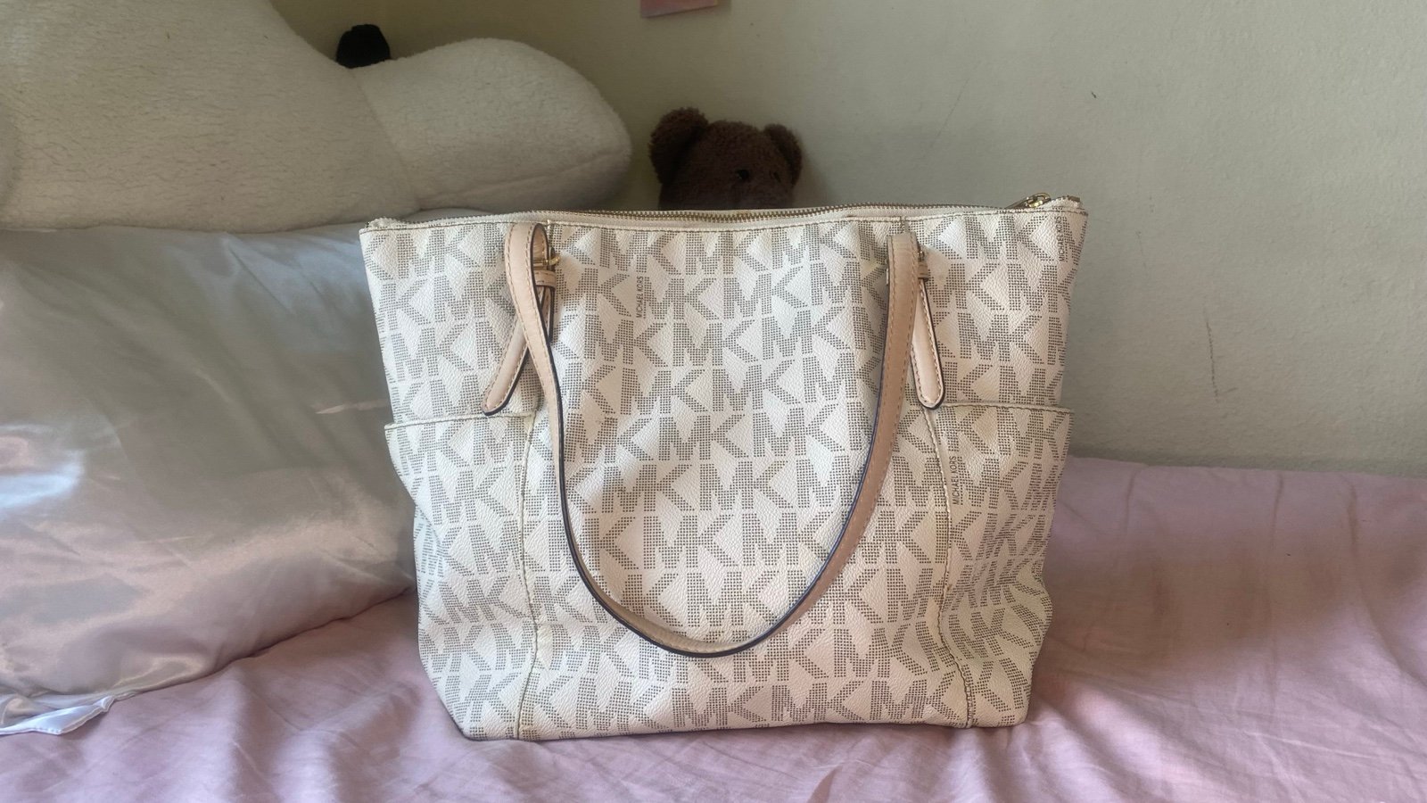 Michael Kors 2000’s creamy white tote