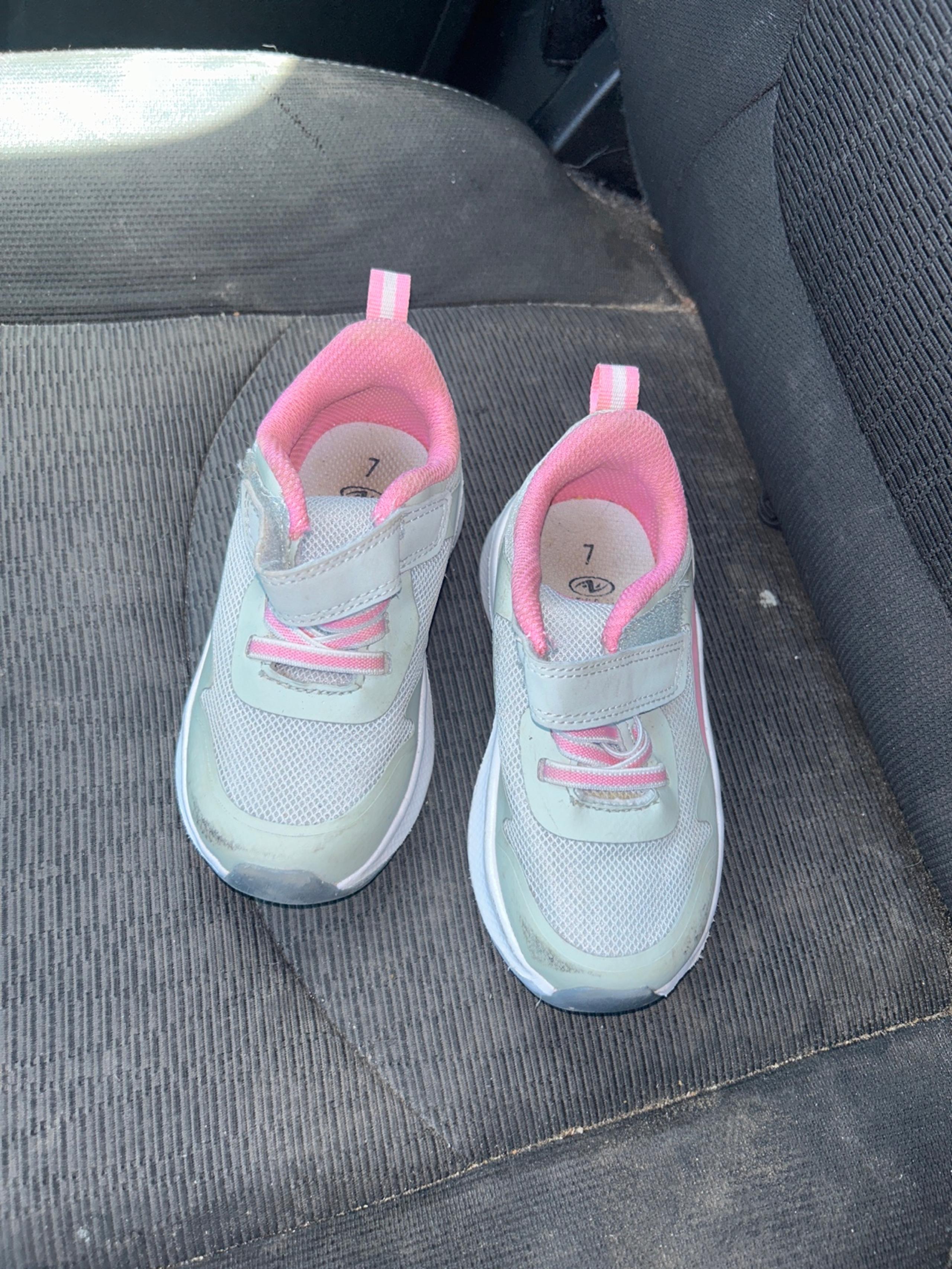 Toddler girl tennis shoes. Size 7.