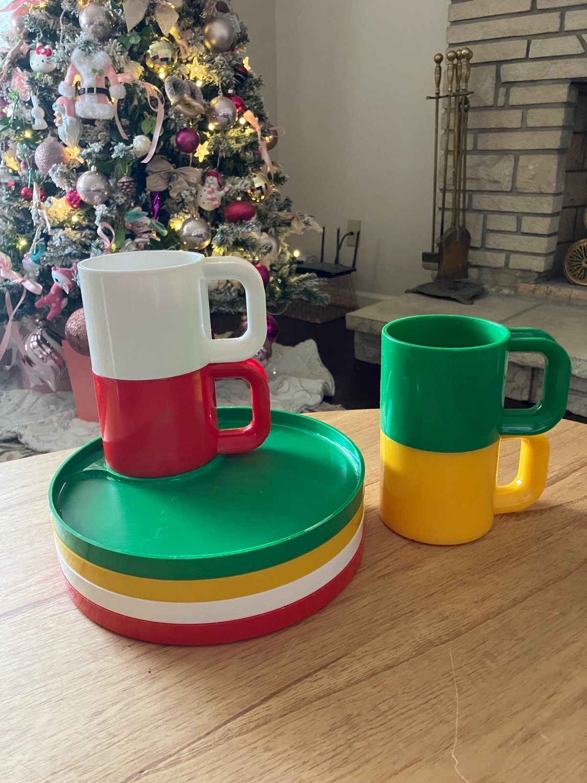 INGRID vintage plastic plates and cups