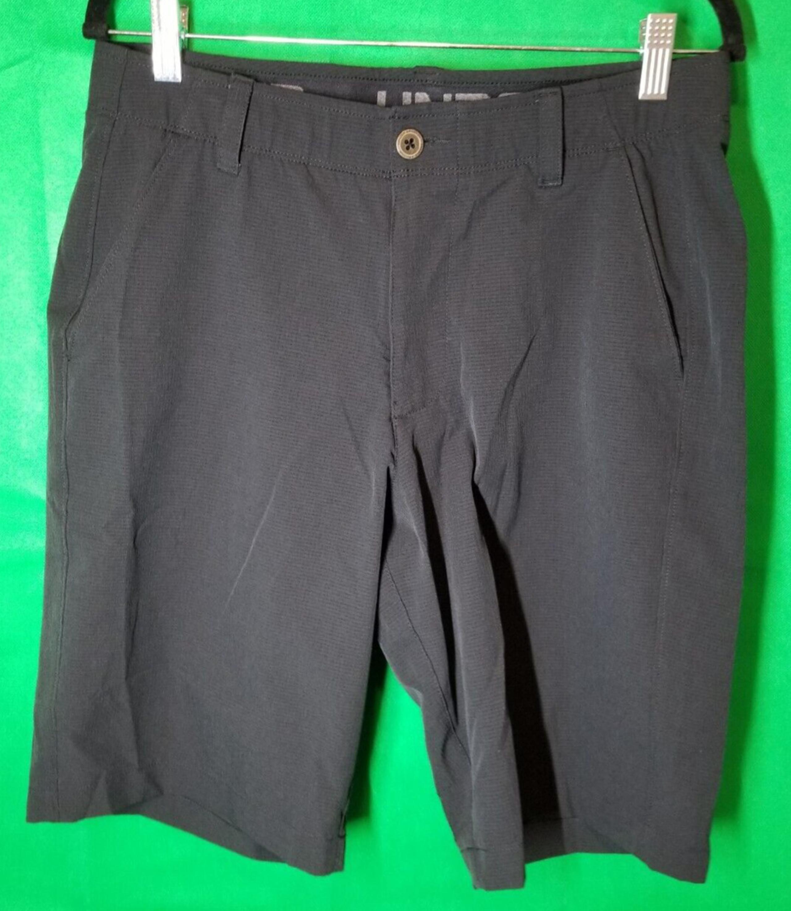 Under Armour Shorts Mens 32 Black Loose Chino Heatgear Casual Golf Sports-EUC