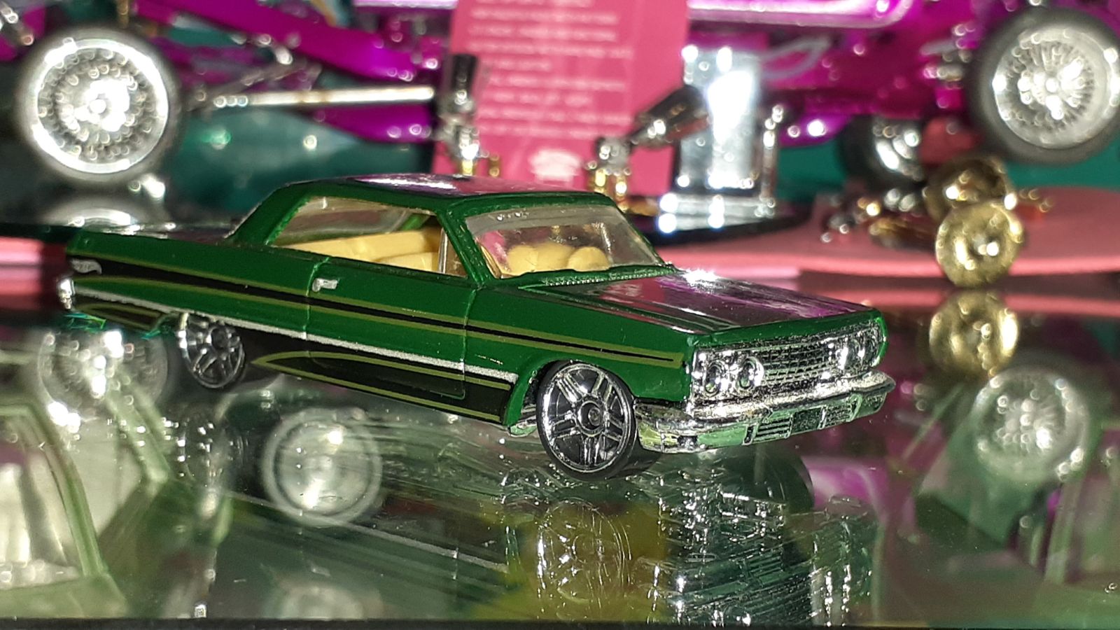1:64 Hot Wheels 1963 Chevy Impala Green