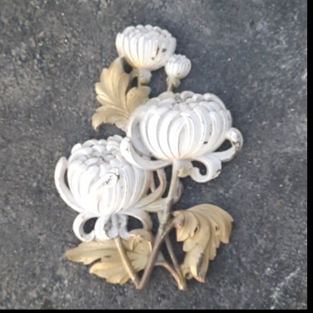 Beautiful Vintage 1962 Syroco Chrysanthemum Wall Hanging.
