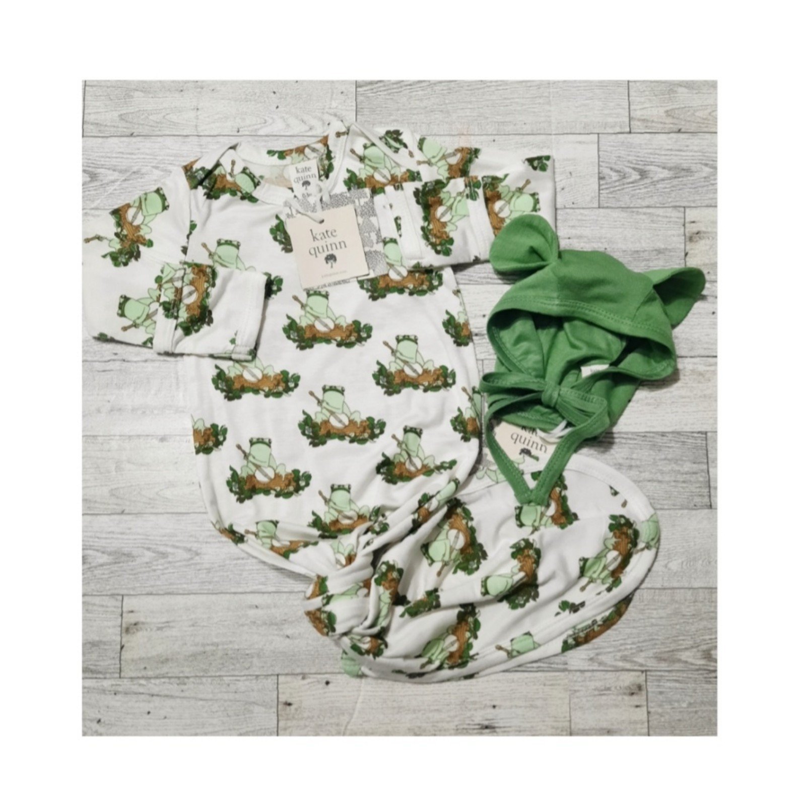 Kate Quinn Frog & Banjo Knotted Gown Set 0-3M