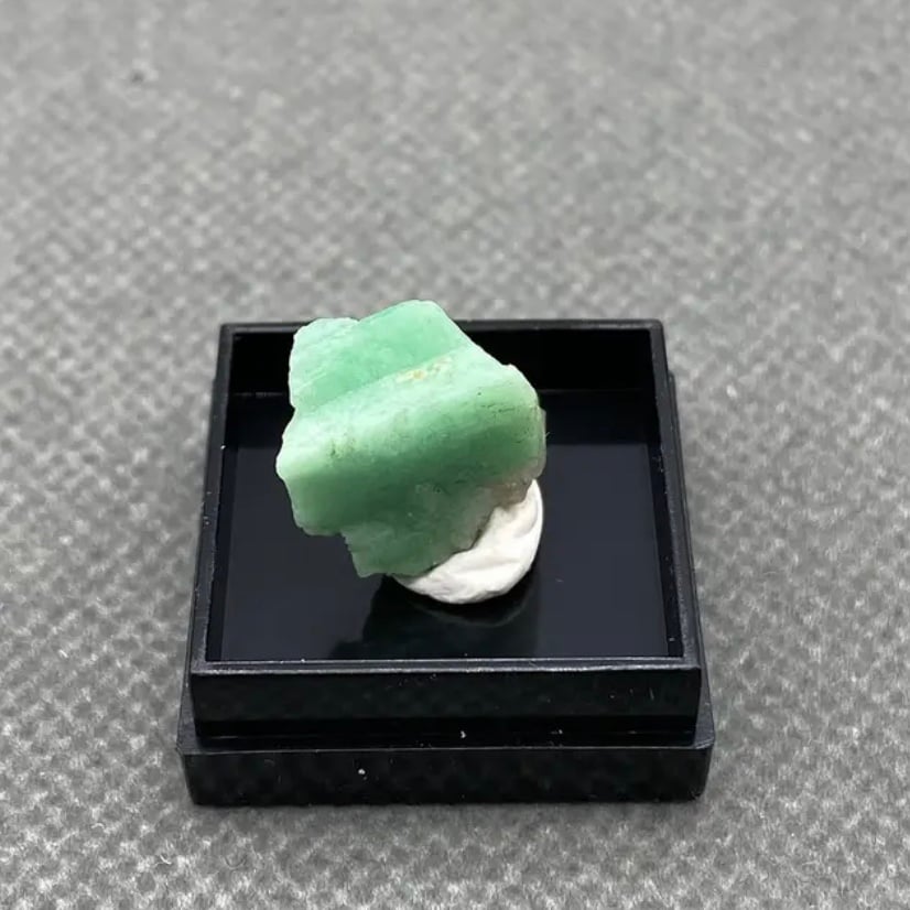 Natural Rough Emerald Mineral Specimen, Rough Emerald Crystal