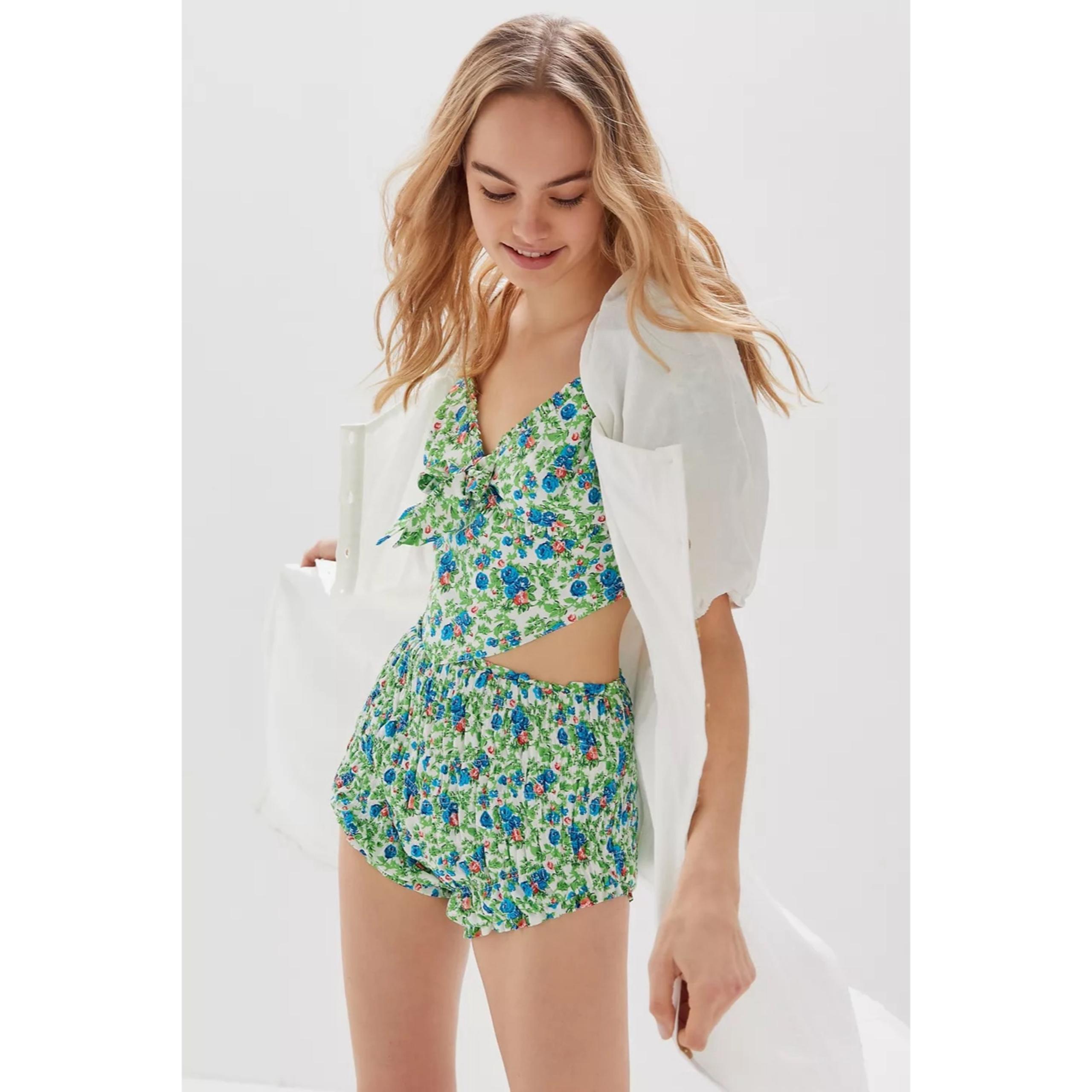 House Of Sunny 2 Piece Set Hot Pants Bandana Crop Top Size 4 Keepsake Floral