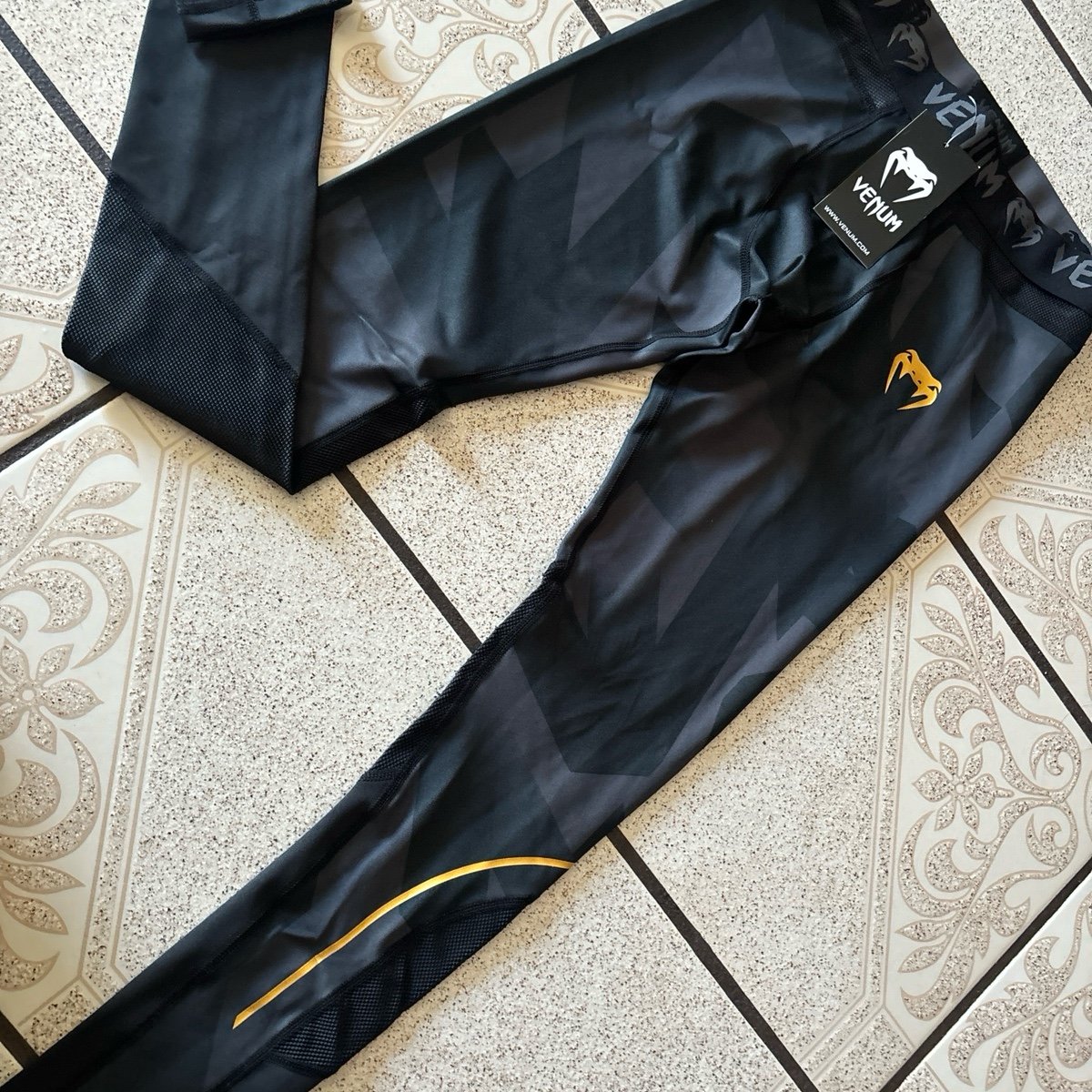Venum Razor Spats men’s Small color black/gold