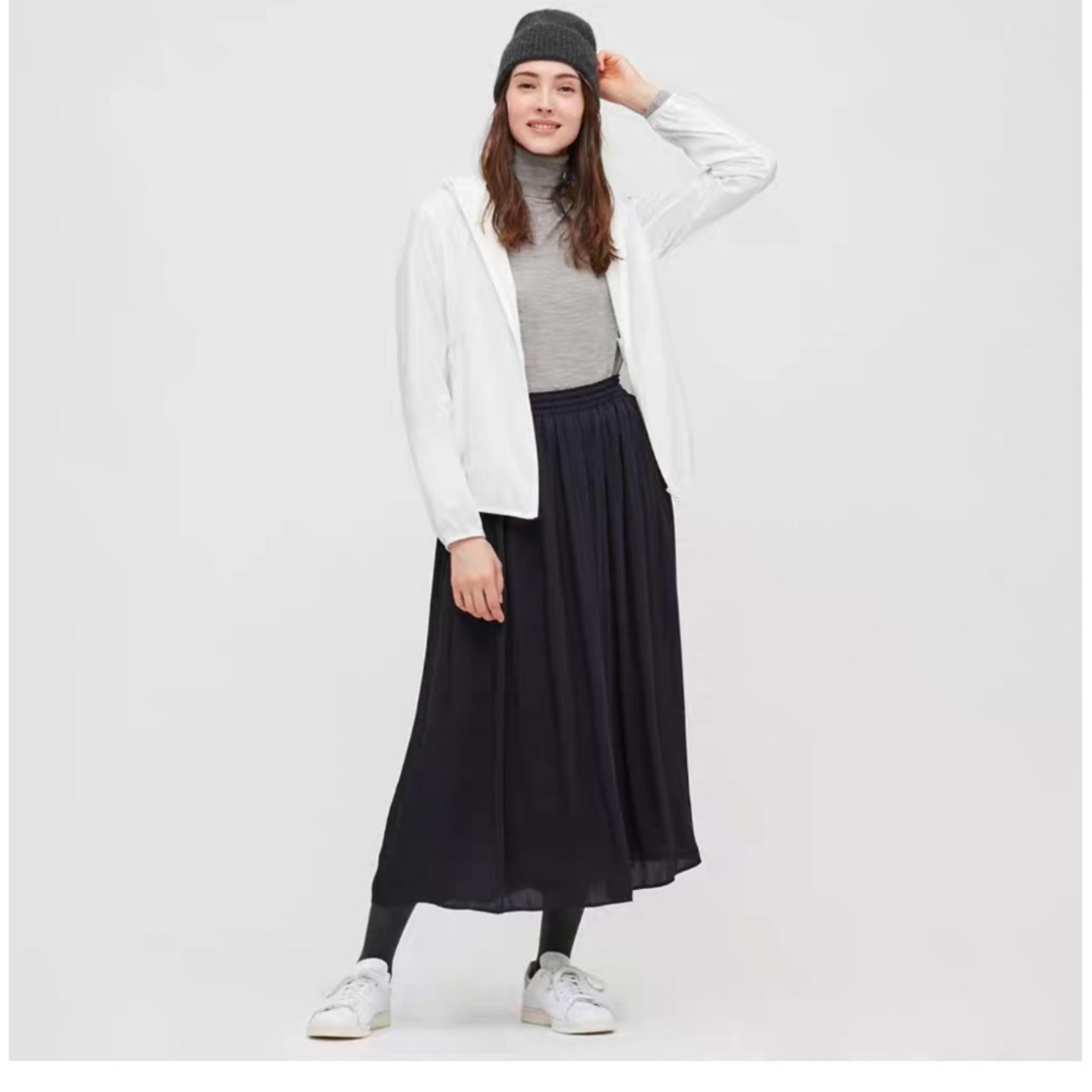 Uniqlo Black Pleated Midi Skirt