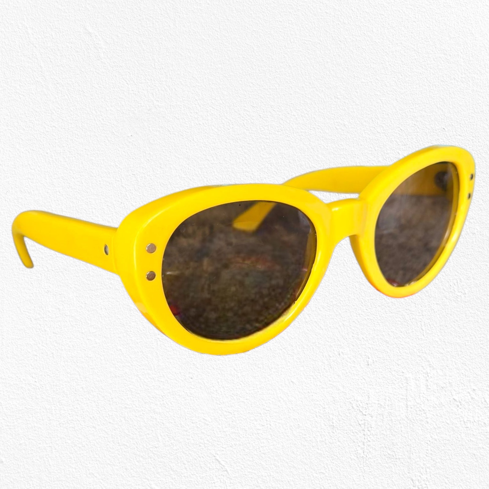 1950s Vintage Yellow Mod Cat Eye Sunglasses Bold Oval Frame Retro Funky Eyewear