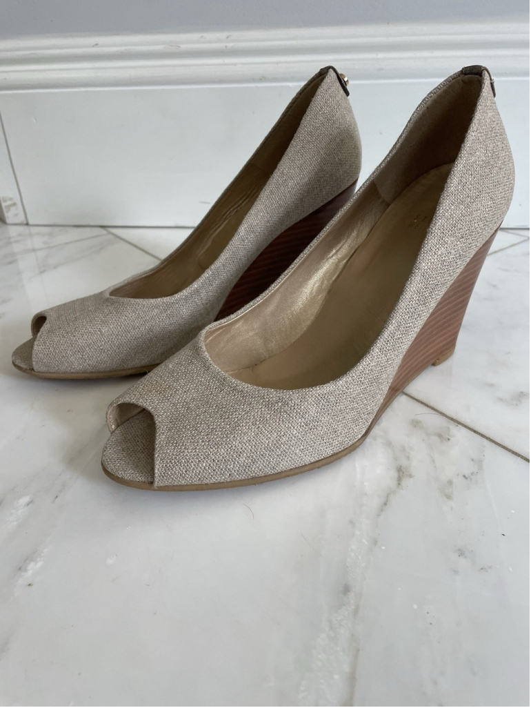 Stuart Weitzman Women’s Beige Peep Toe Canvas Wood Wedge Heels Size 11 EUC