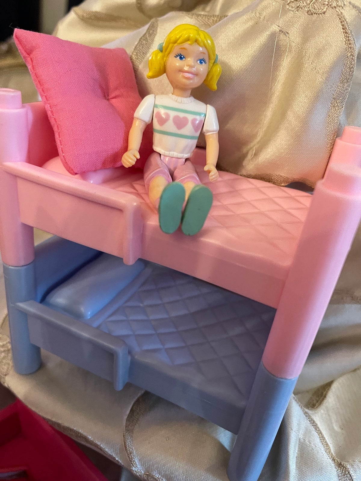 Playskool girl sister & pink bed dollhouse