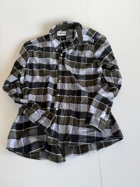 Barbour Mens Tailored fit plaid long sleeve button down flannel sz Large.