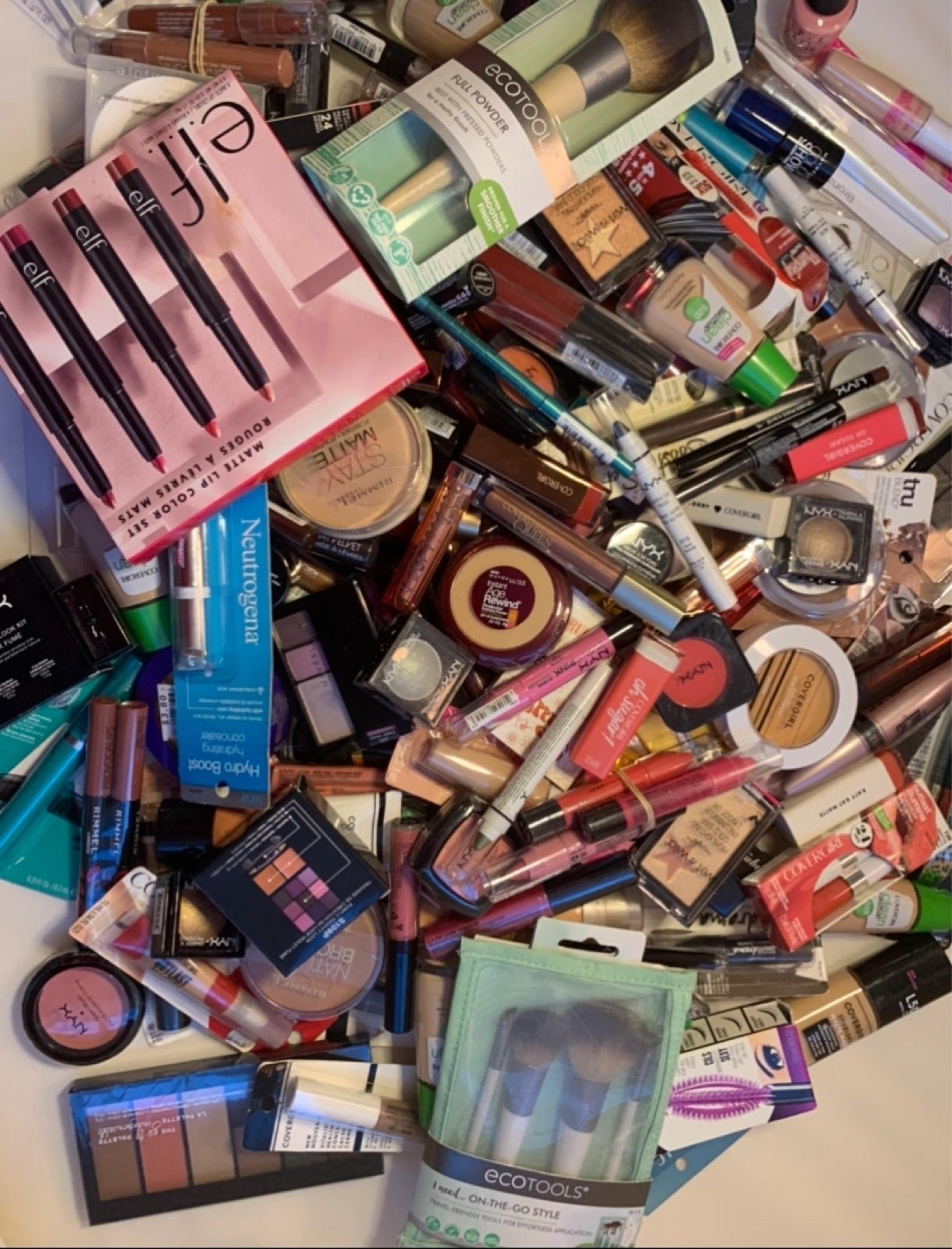 100 Mixed Make-Up lot of random name brand makeup.