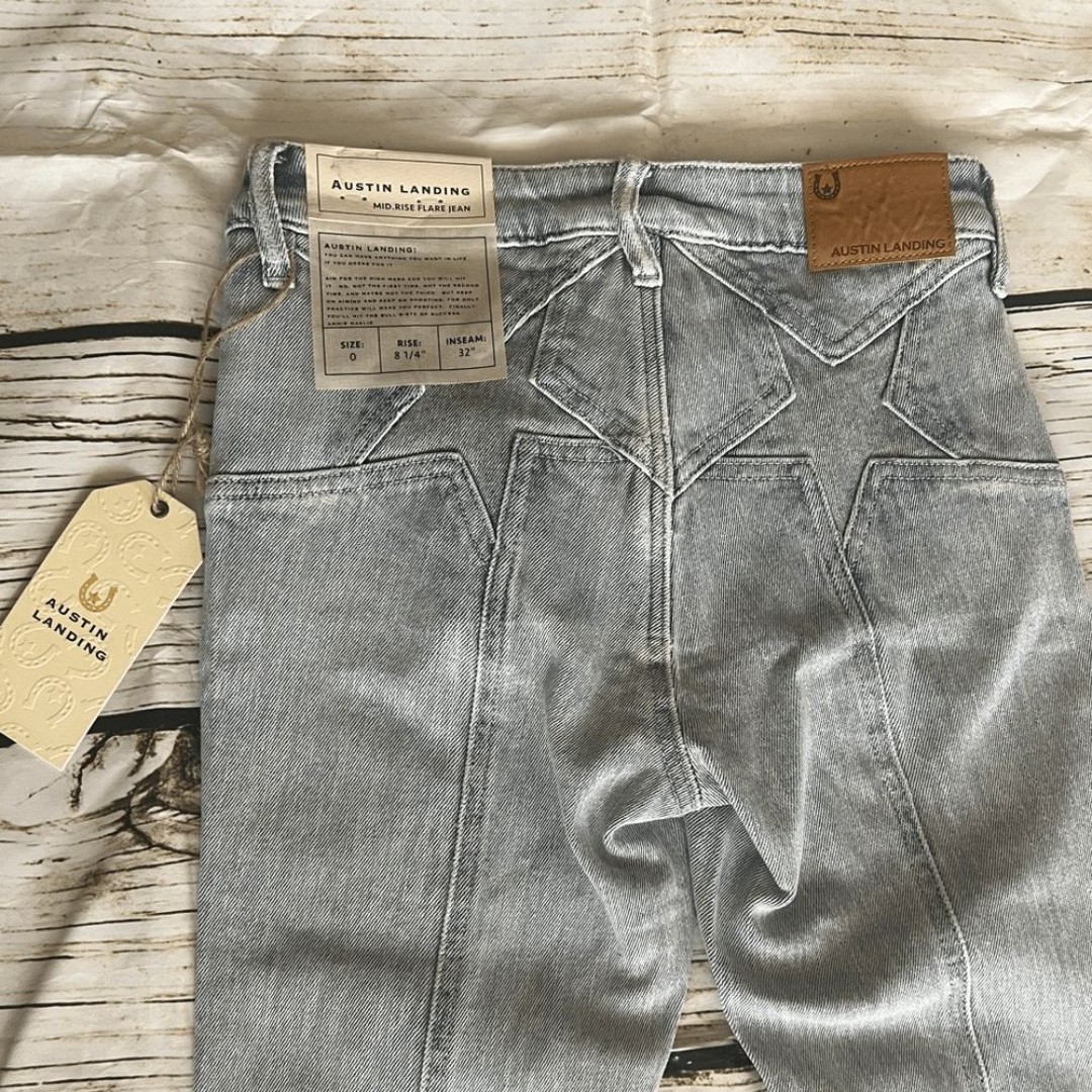 Austin Landing Light Wash Star Pocket Butt Western Flare Jeans 0/32 inseam