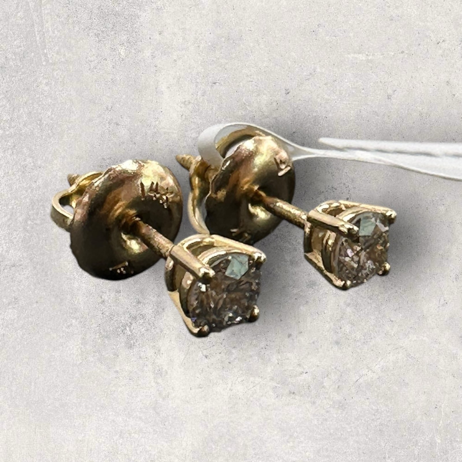 14K Yellow Gold Diamond American Gem Society Srewback Earrings