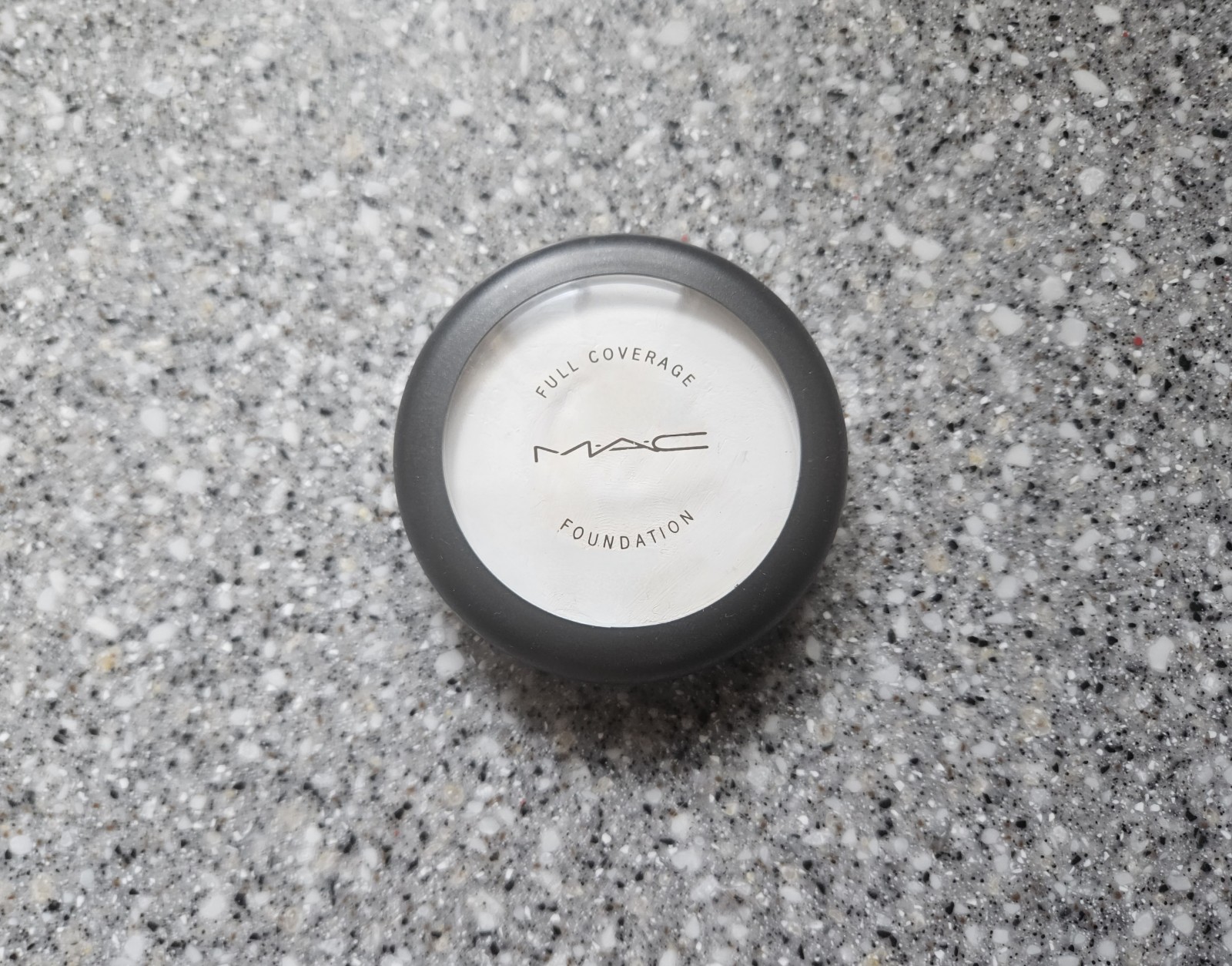 MAC Full Coverage Foundation 28 g / 1.0 US oz Opaque Pure Bright White